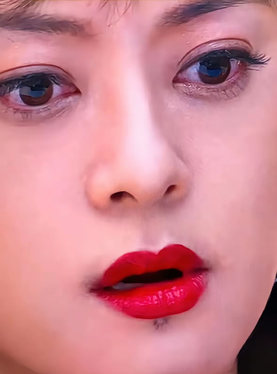 天呐,孙俪下巴上那颗黑痣竟然长毛了,这种黑痣长毛挺常见的,大家都叫