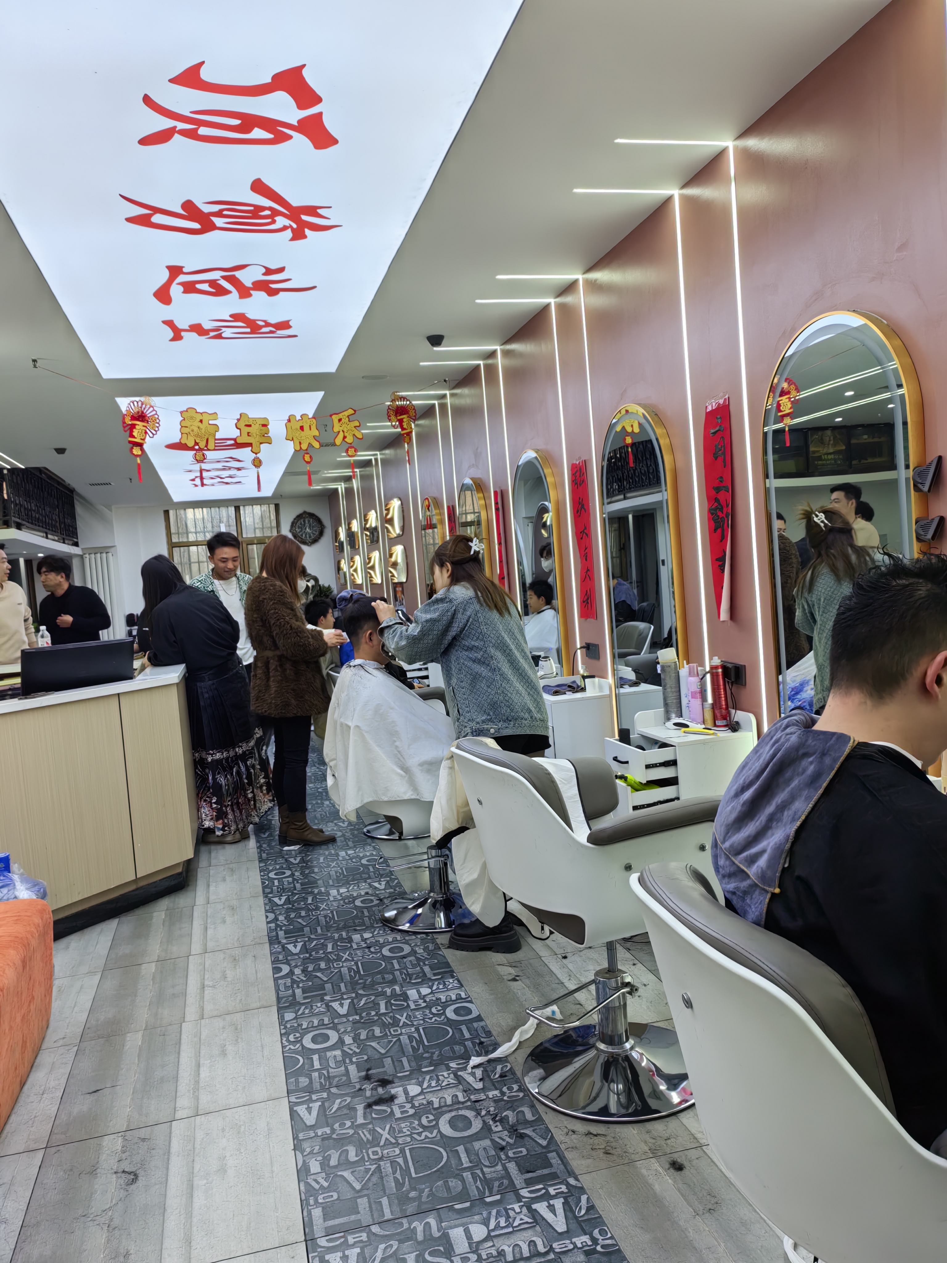 二月二龙抬头,今天早起 8 点就过来理发了,理完发,神清气爽,一整年的