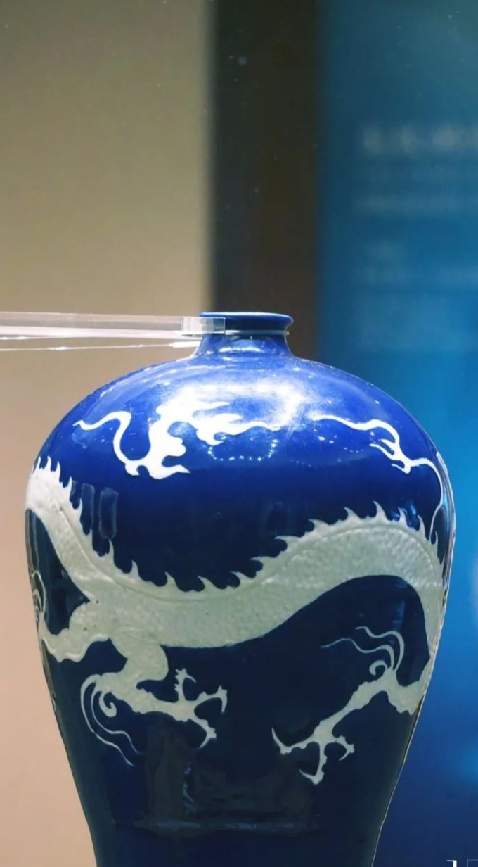 元代霁蓝釉白龙纹梅瓶扬州市博物馆藏品