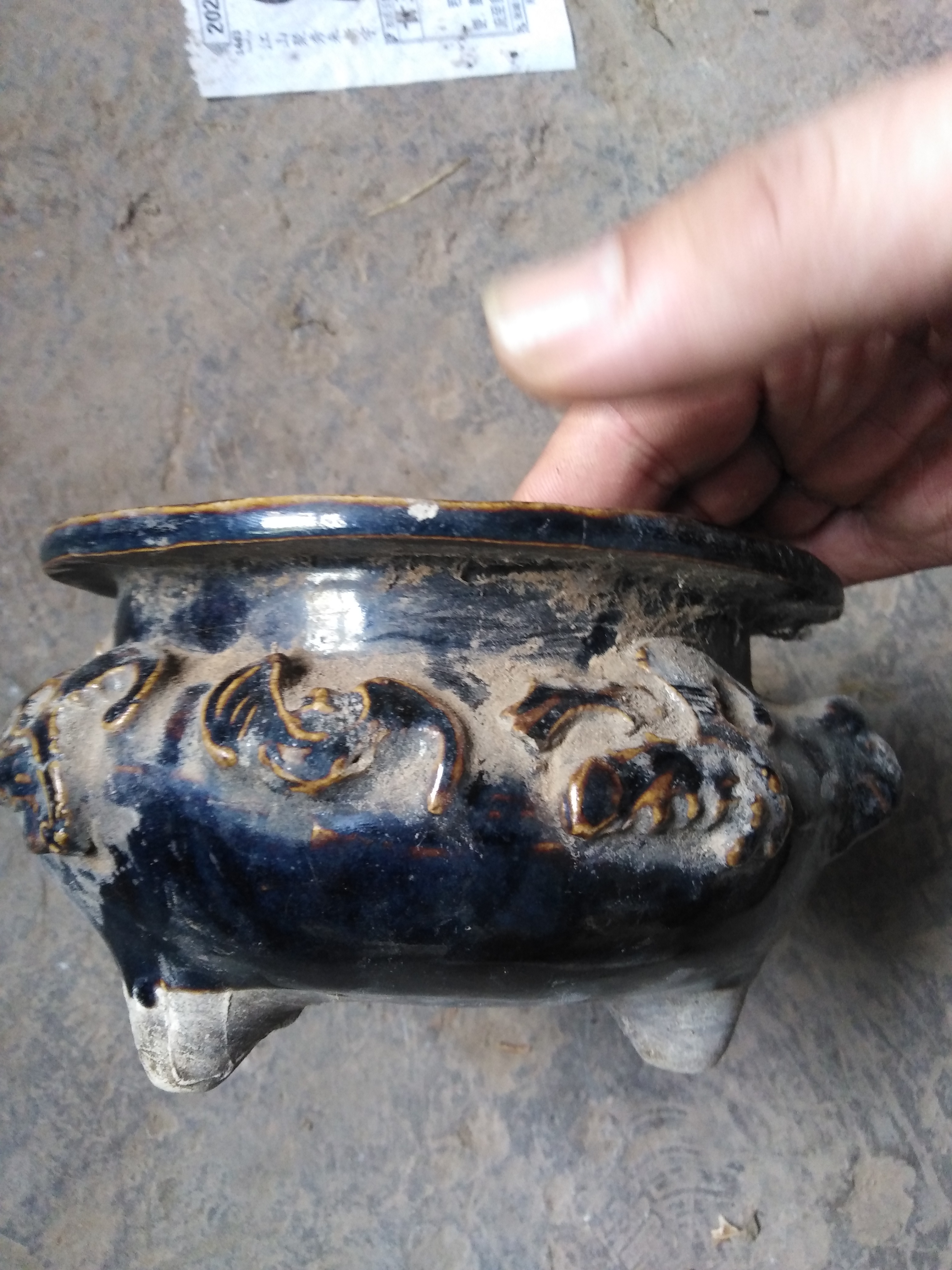 黑釉兽首八卦纹香炉