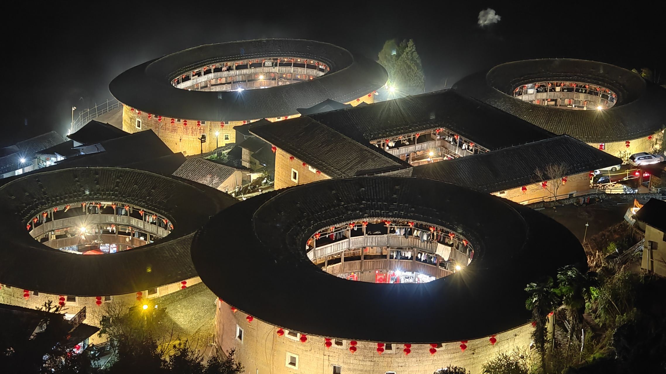 96福建漳州田螺坑土楼的夜晚96 今天我来到这座古老的建筑,被灯笼