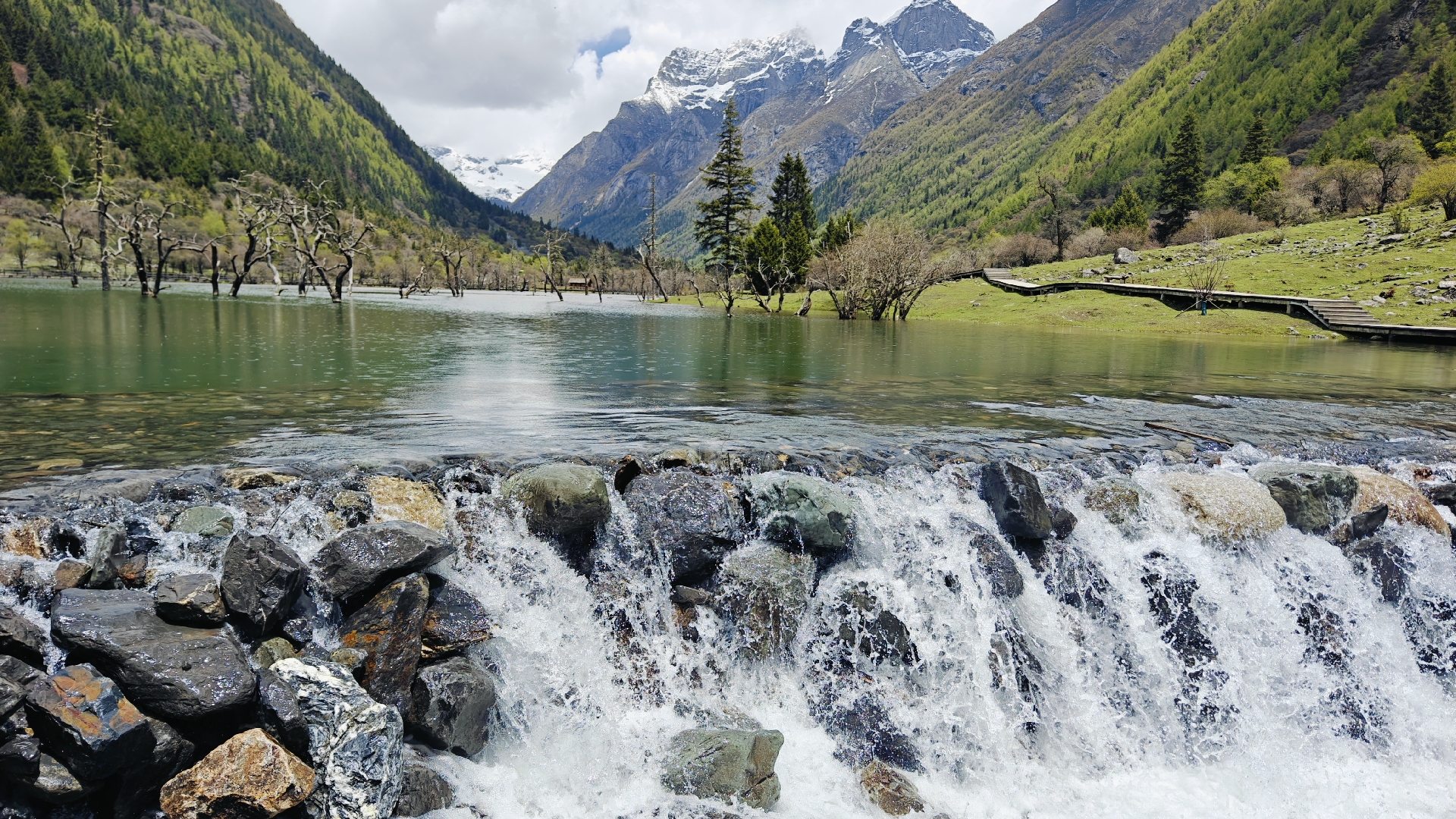 远处的山脉绵延不绝,山顶白雪皑皑,宛如仙境