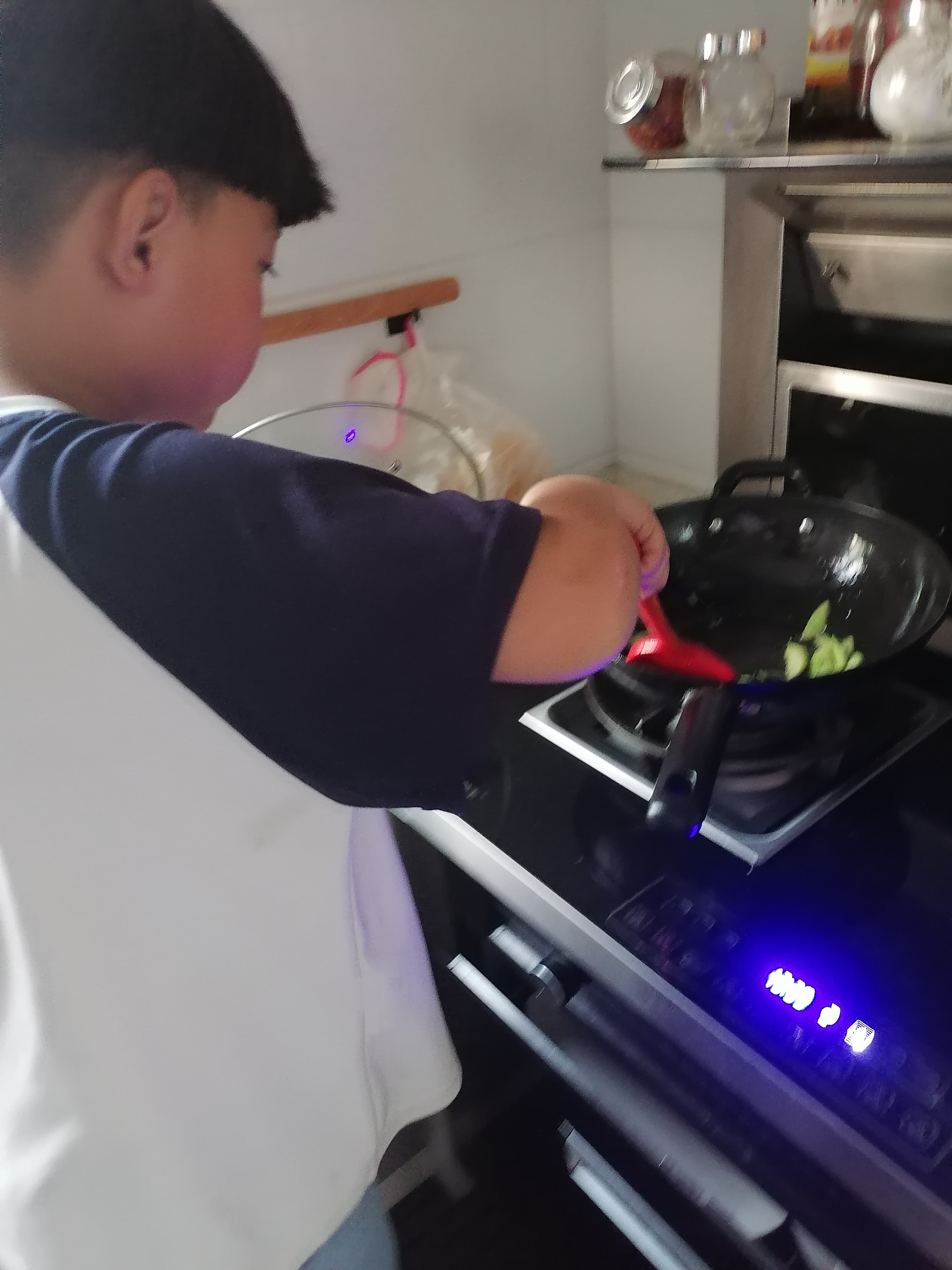 我就会给他安排家务,他是纯粹喜欢干活,拖地,倒垃圾切菜,还喜欢炒菜