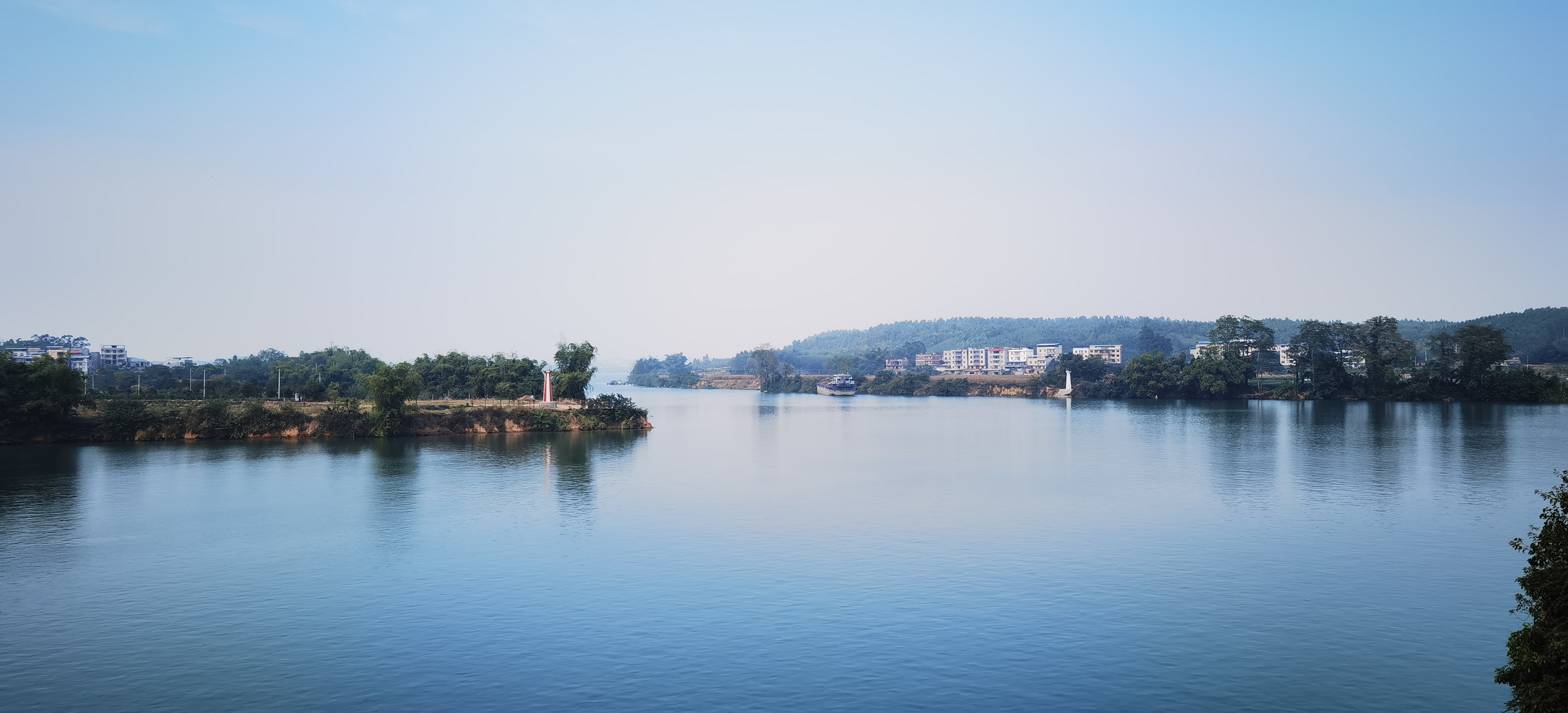 邕江三江口,左江右江在此汇合成邕江,清澈如一湖,说明广西流域生态好!