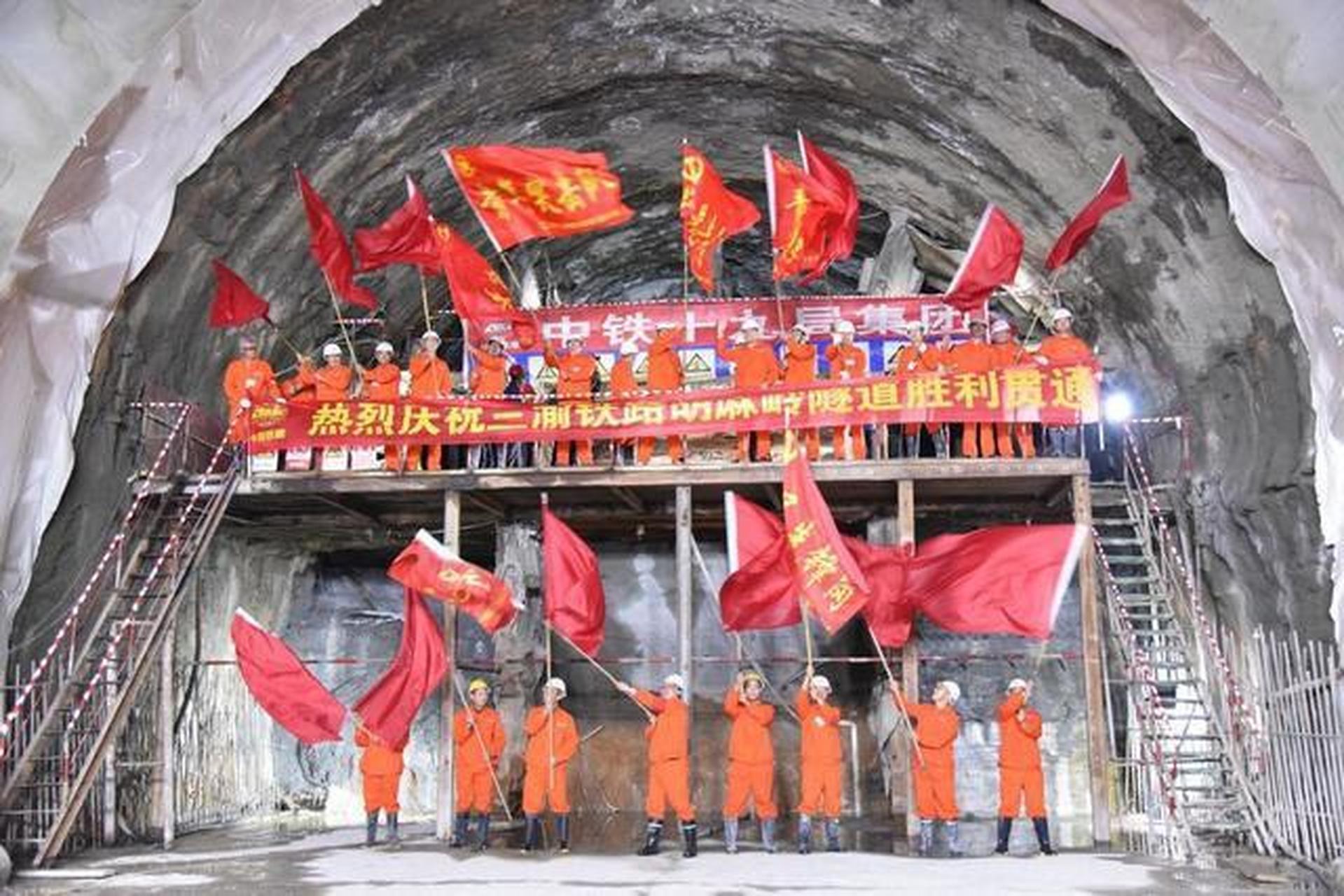 胡麻岭隧道被认为是豆腐脑中打洞,外国专家看了直