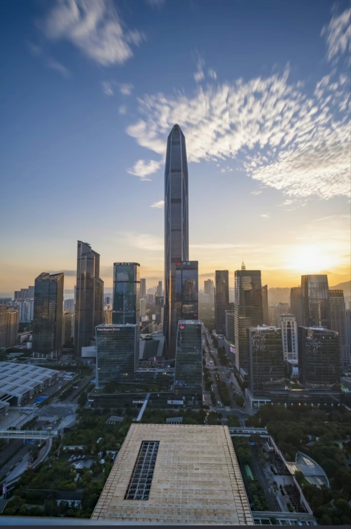 在深圳这座充满活力和现代化的城市,天际线总是让人心潮澎湃.