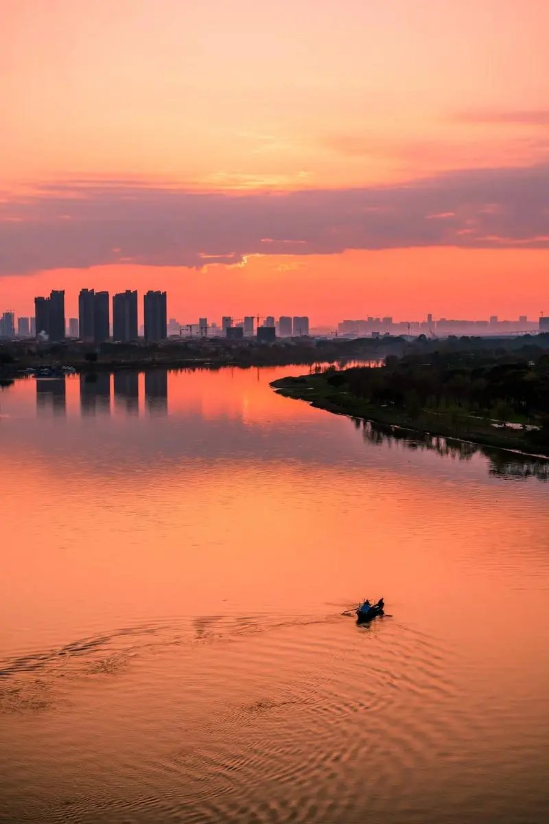 下班归途 日落归途暮色深, 打工人影步沉沉.