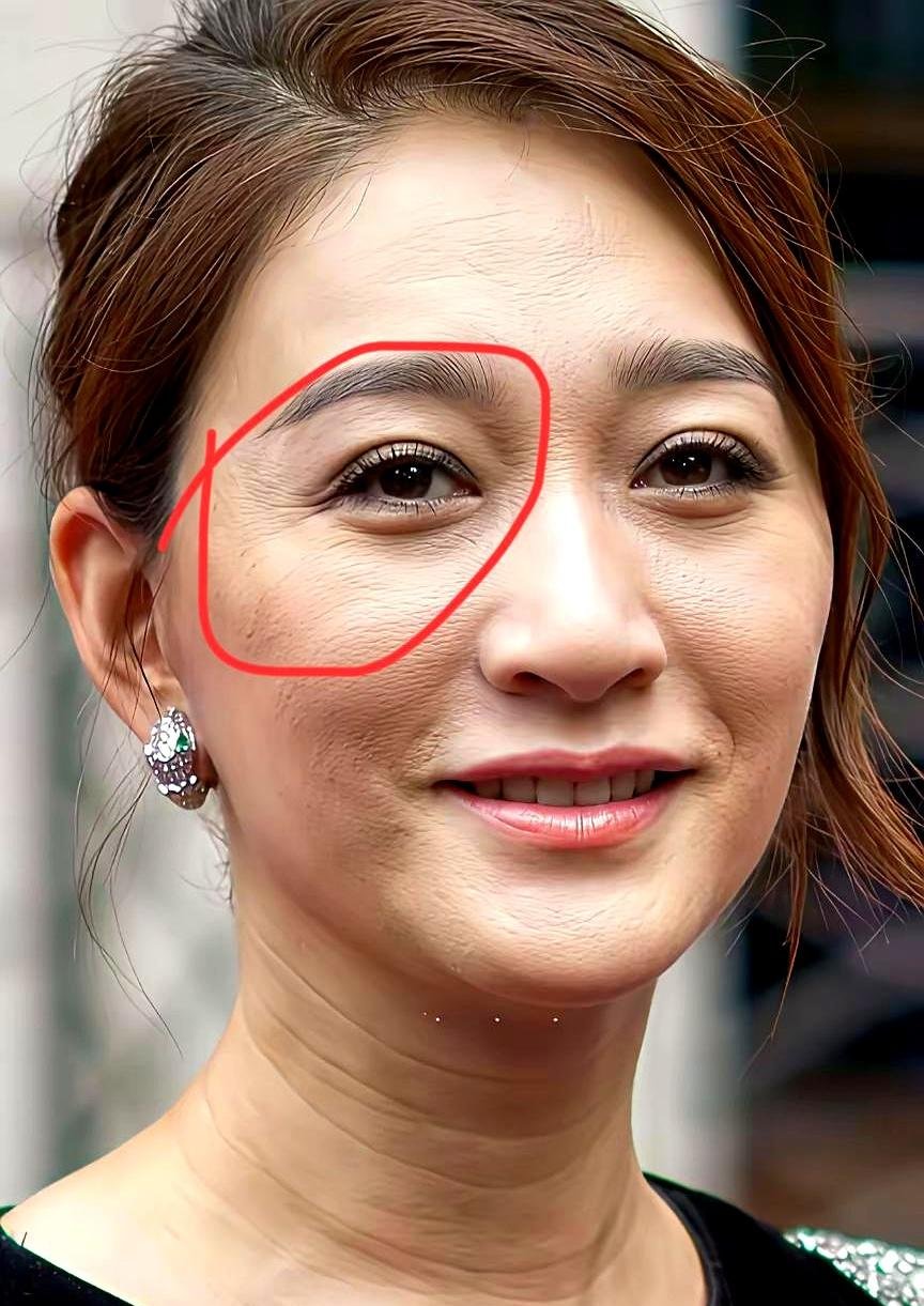 有人盯着她的鱼尾纹研究半天,得出一个结论:原来明星的皮肤也会卡粉