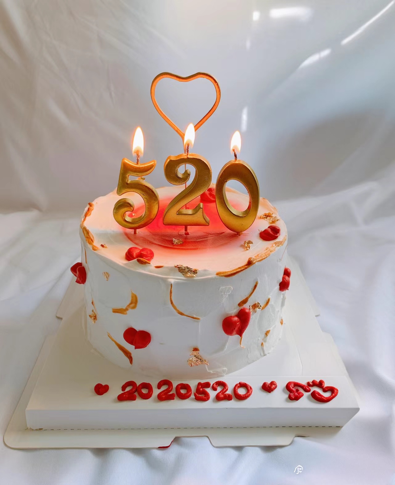 白色糖霜与红色心形相映成趣,仿佛每一口都是爱的滋味.