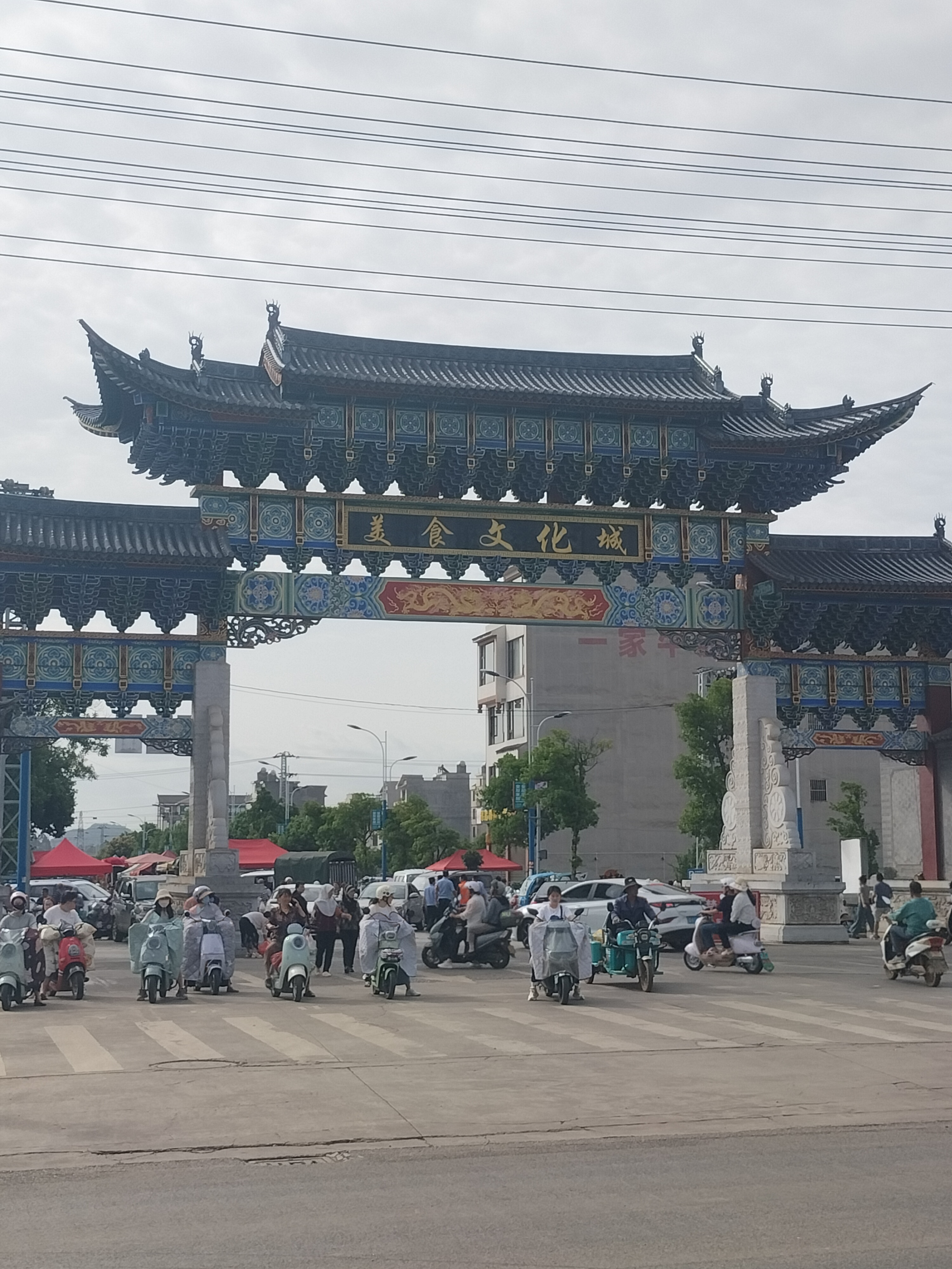 动态连更挑战#罗平南城集市卖粽叶断想:撵街不如造街好