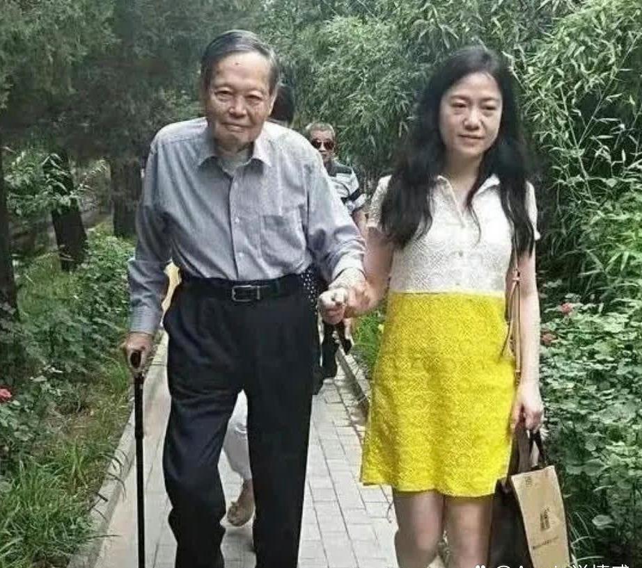 百岁老人杨振宁和妻子翁帆甜蜜出游