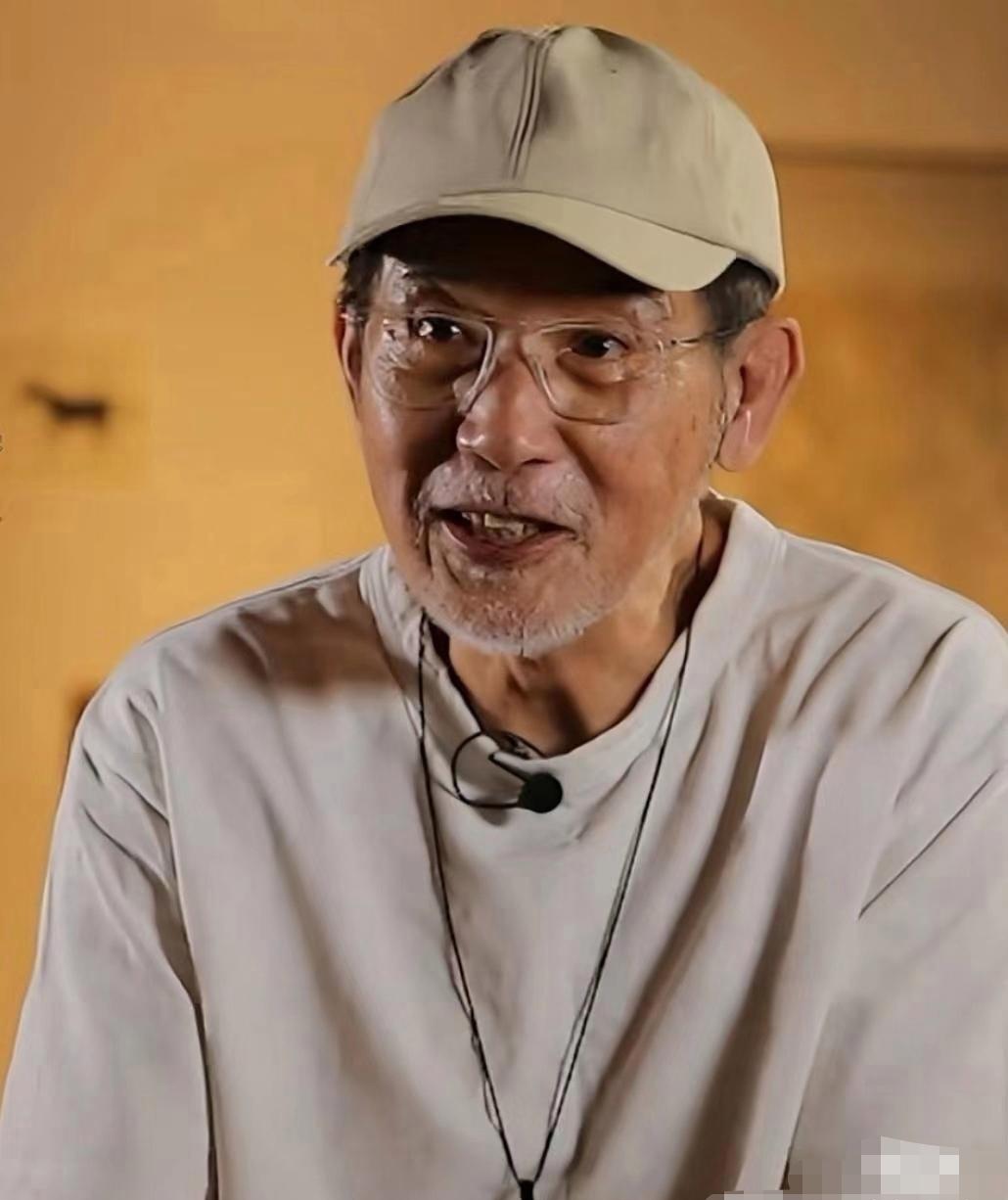 秦汉,出生于1946年的他,身高1米81,曾是无数人心中的梦中情人.