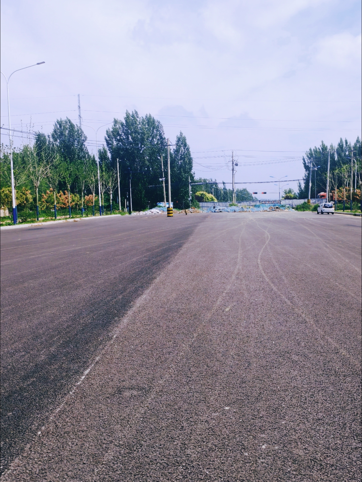 早晨出门,步行经过一条宽阔的大路