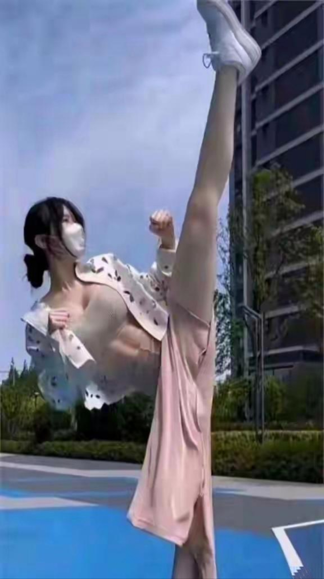 那修长笔直的美腿高高举起,线条流畅而有力,分不清是在尽情挥洒汗水