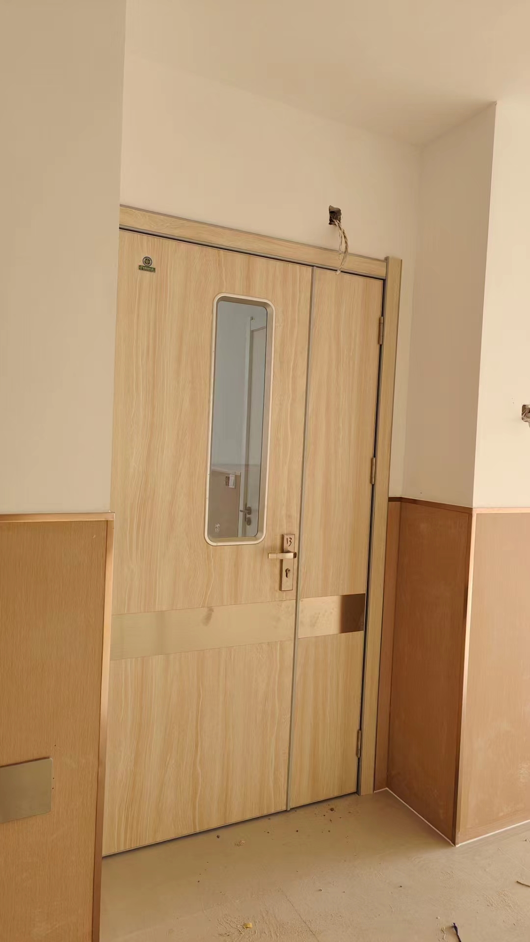 木制医疗门医院病房门木纹橄榄木安装实景