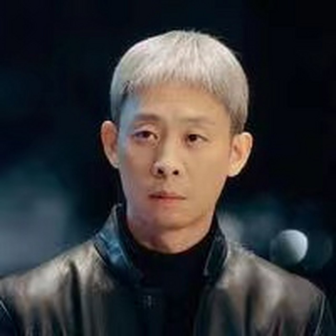 《狂飙》中的安欣  剧中主人翁安欣从年轻帅气倔犟到委婉憔悴驼背满头