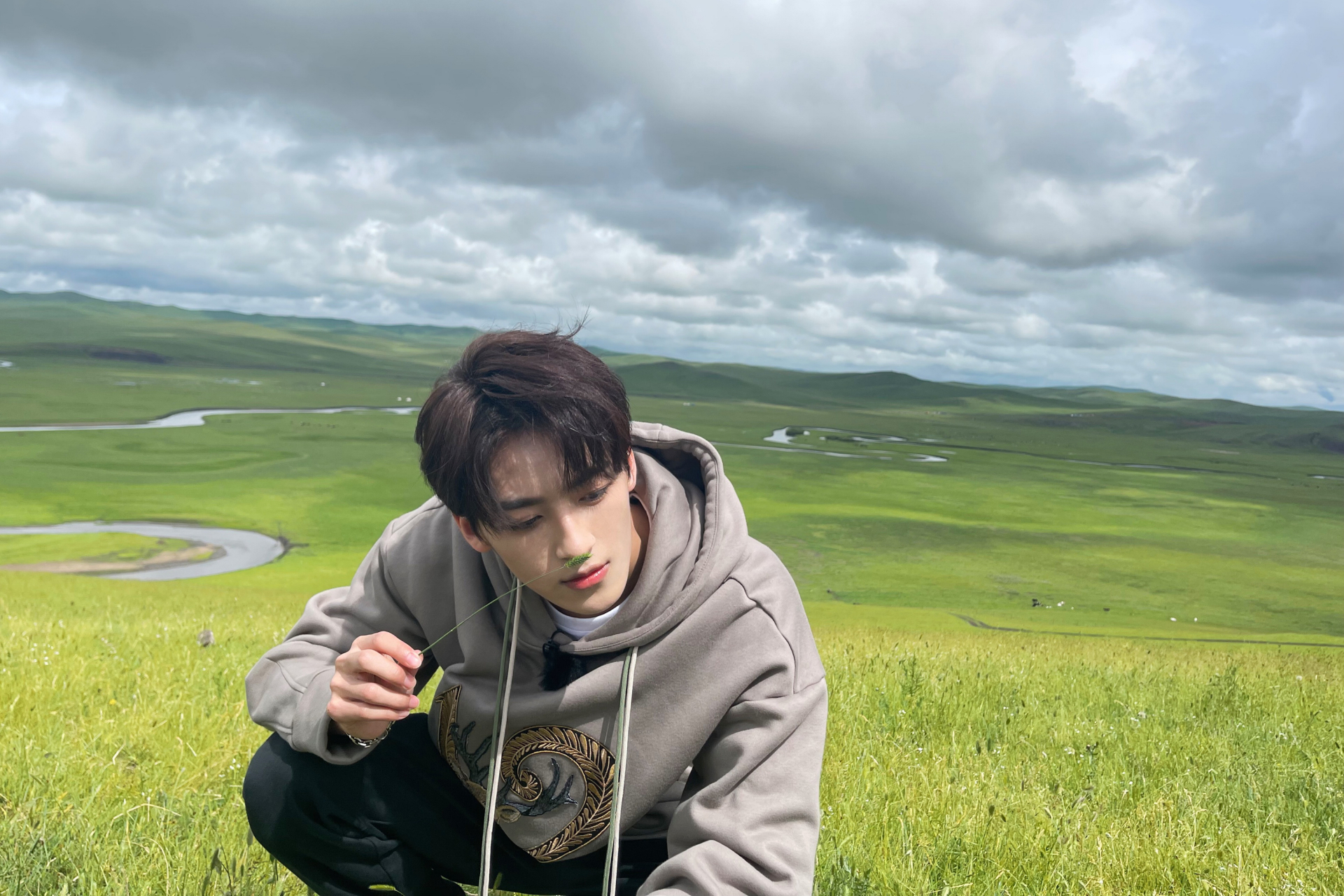 何洛洛 #盛夏星光#  众星浩瀚  与你相遇         皆降为尘  全能艺人