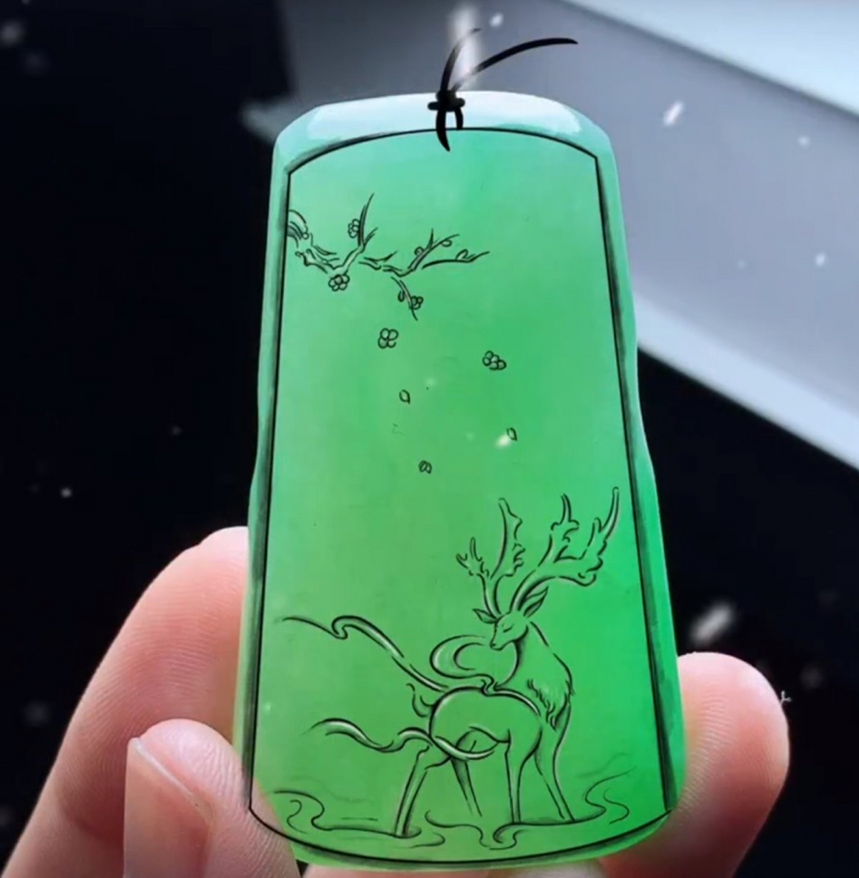 翡翠设计一鹿有你遇见神鹿 翡翠上的鹿,是灵性的表达,它定睛,凝神,轻