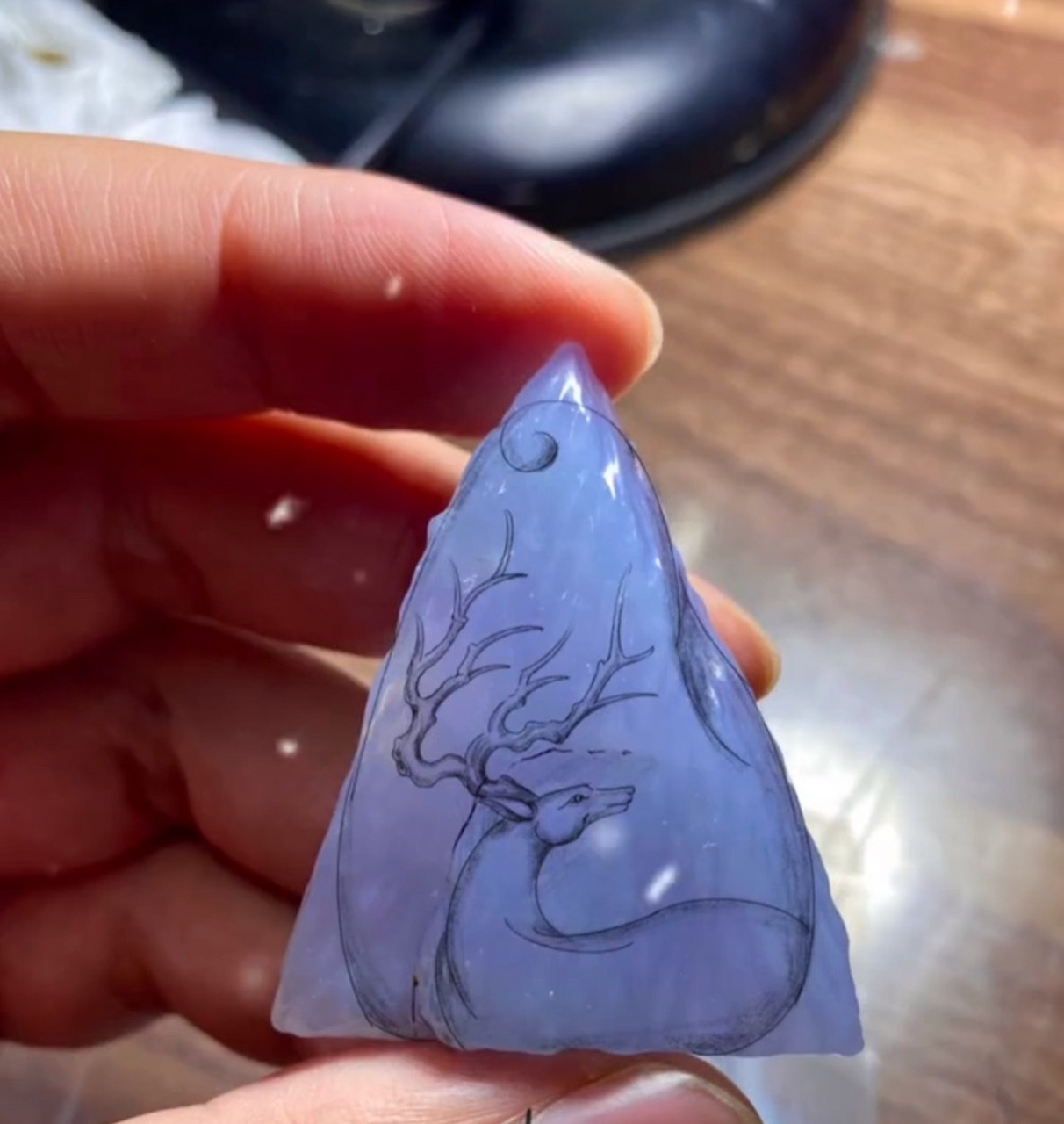 翡翠设计一鹿有你遇见神鹿 翡翠上的鹿,是灵性的表达,它定睛,凝神,轻