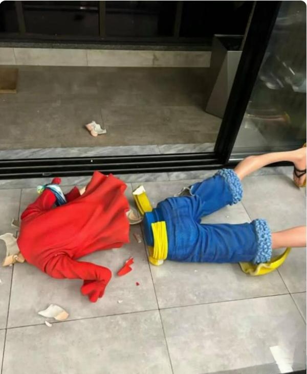 暑假孩子去邻居家找小朋友玩,俩小孩打闹间将邻居家的大型手办撞到摔