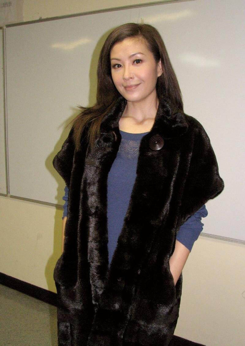 伍咏薇是亚洲小姐出身,当年伍咏薇在娱乐圈里发展得一直都很好,不过她