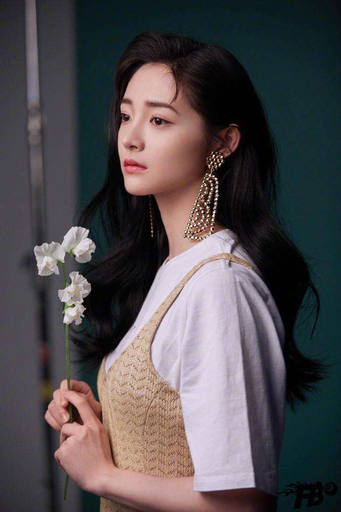 周洁琼在《有翡》中饰演女三号,引起了不小的争议,但是却被扒出在剧组