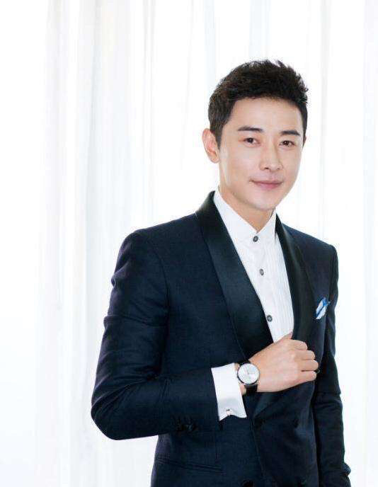 随着电视剧《安家》热播,罗晋饰演的"徐姑姑"越来越深入人心,罗晋的