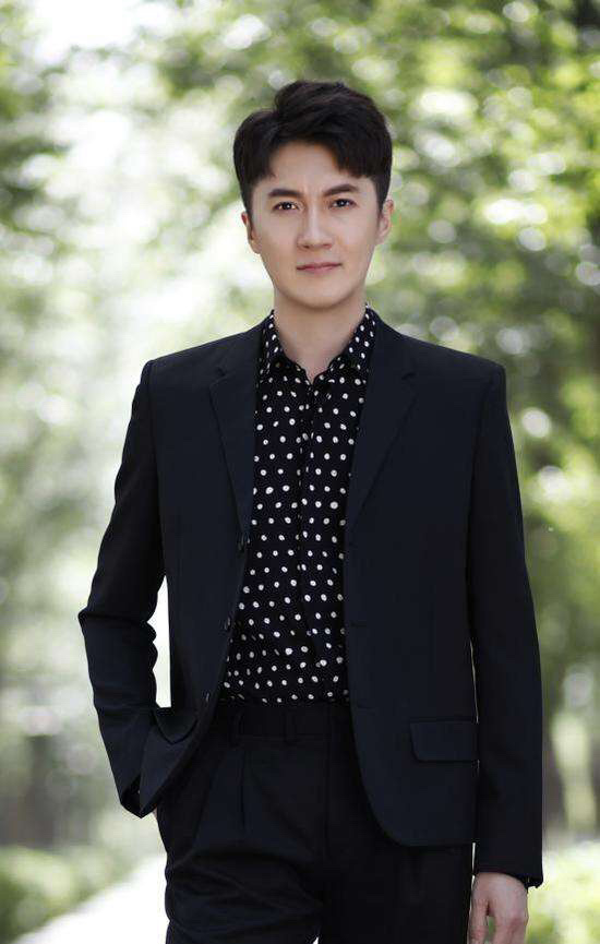 迟帅在生活中很幽默爱搞怪,但是骨子里他还是一个文艺气质的男人,平日