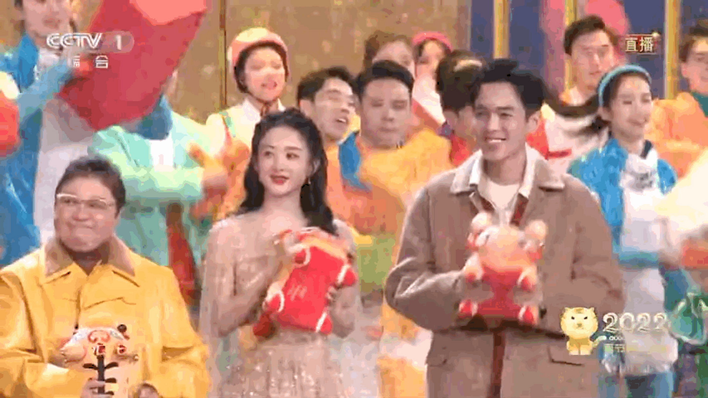 张若昀春晚这个高马尾错位图真的好好笑啊,看起来也不突兀,错位得刚刚