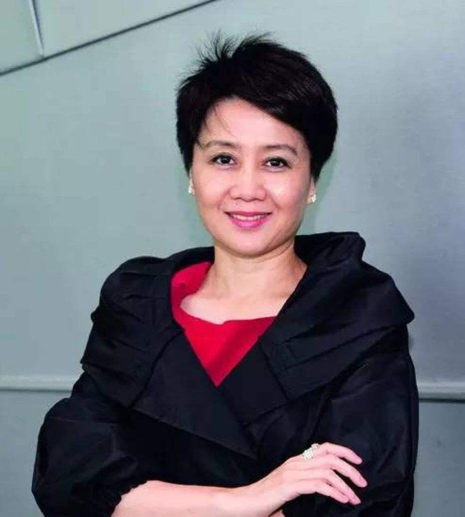 当年梁安琪嫁给赌王的时候才26岁,而赌王已经65岁了