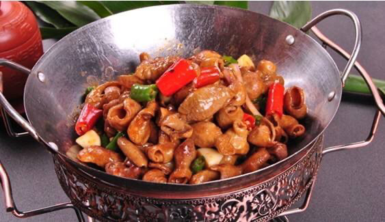 常德的肥肠火锅,经过不断改良与创新,如今的肥肠火锅锅中是洗得很干净