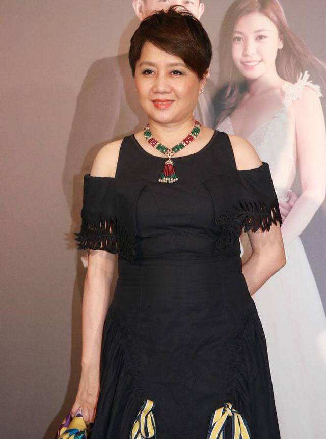 当年梁安琪嫁给赌王的时候才26岁,而赌王已经65岁了