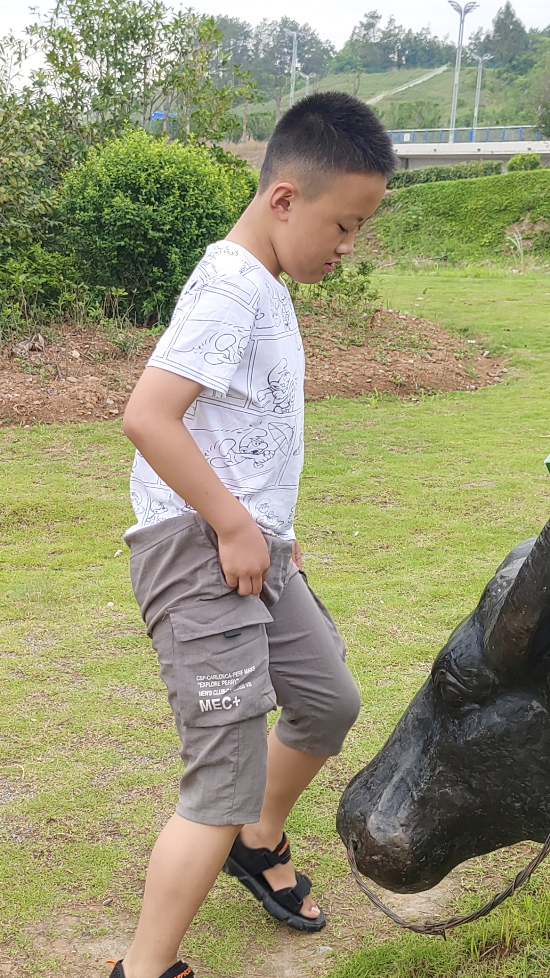 这尊雕塑犹如一头雄壮的牛头,屹立在绿意盎然的公园中,与周围的树木
