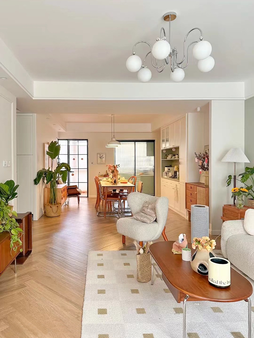 这个绿色的小房子就是业主的家 整体以绿色和原木色为主墙面是灰绿色