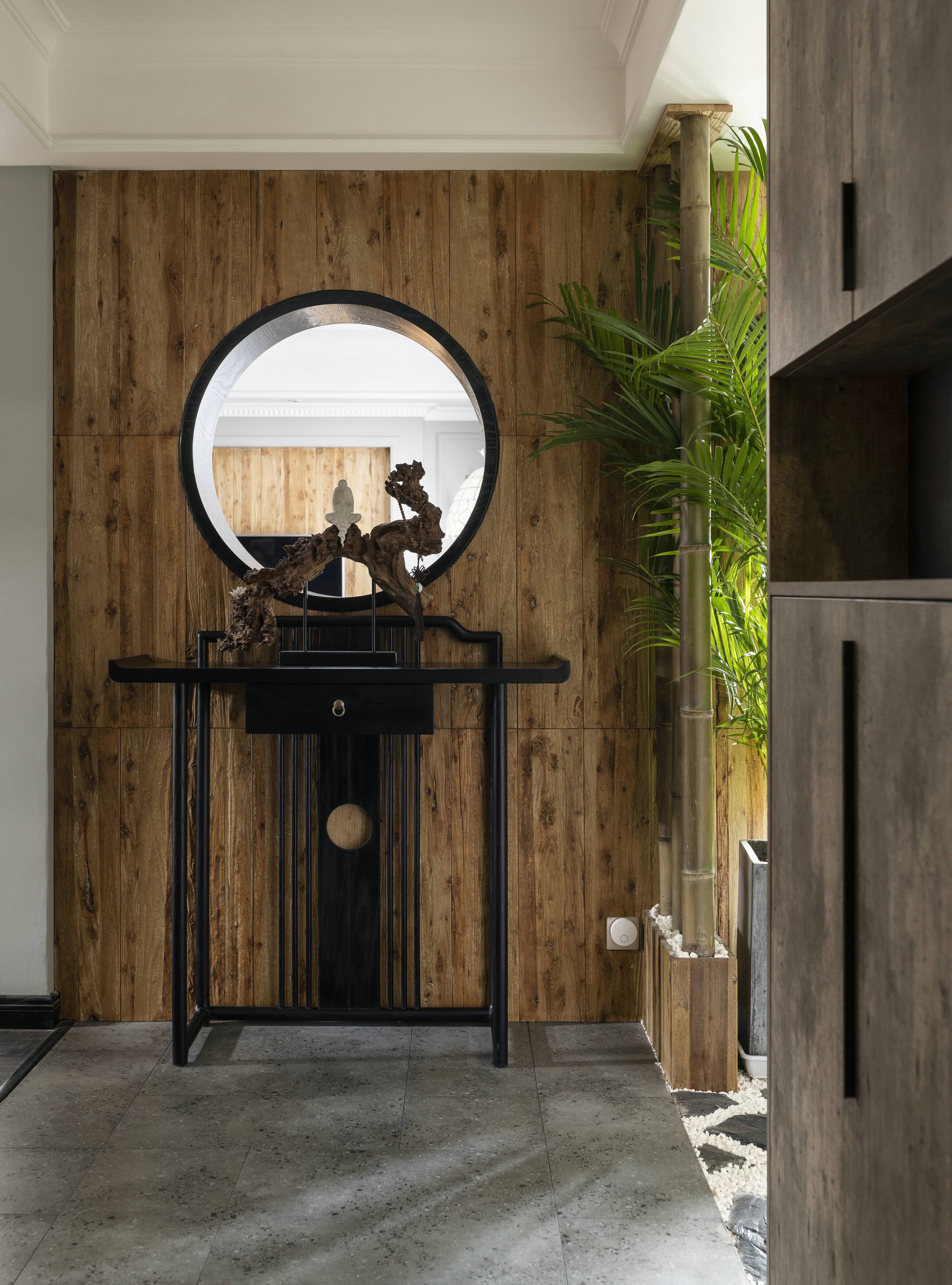 整体色调以灰,黑色系为主,入户端景墙采用中式手法,暖色老木板与户外