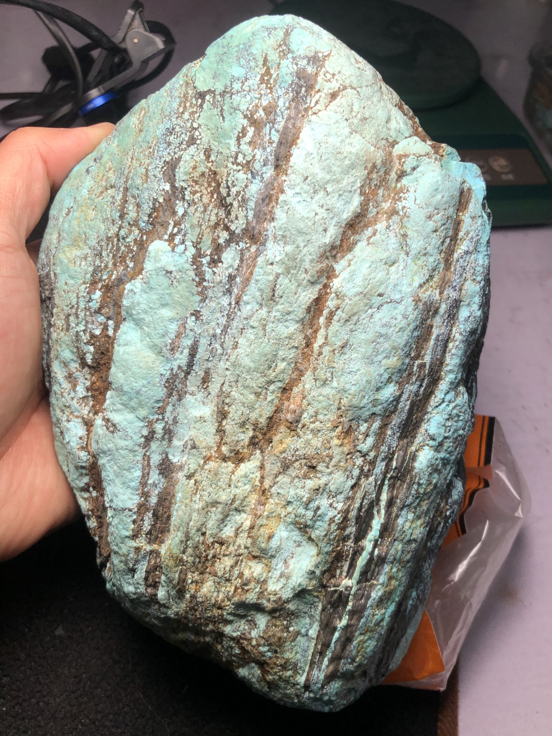 8公斤,原矿绿松石原石,果冻蓝大摆件料,体型好,像假山,配个底座做个