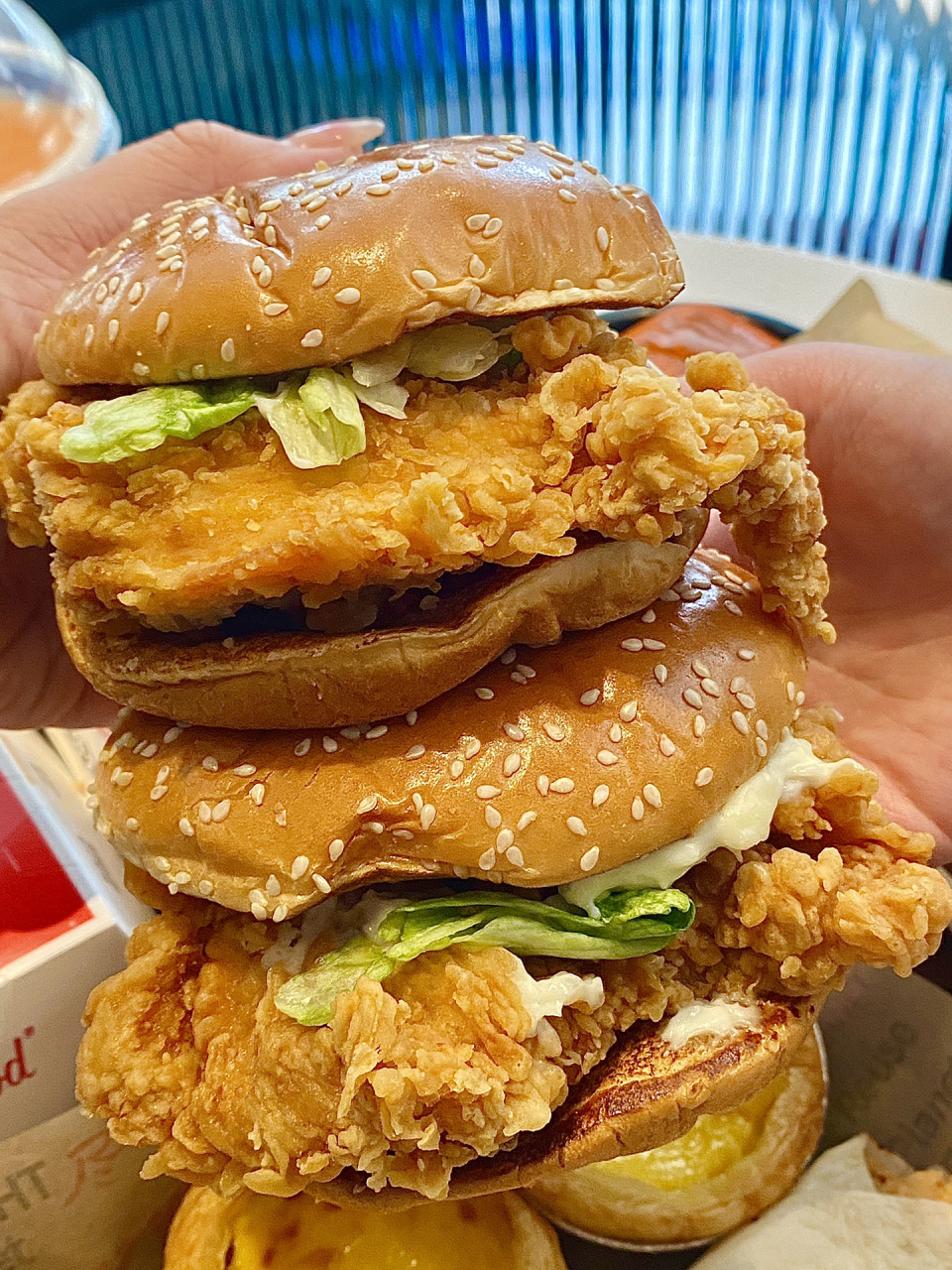 华莱士是一家广受欢迎的快餐品牌,其产品包括各种口感独特的汉堡,薯条