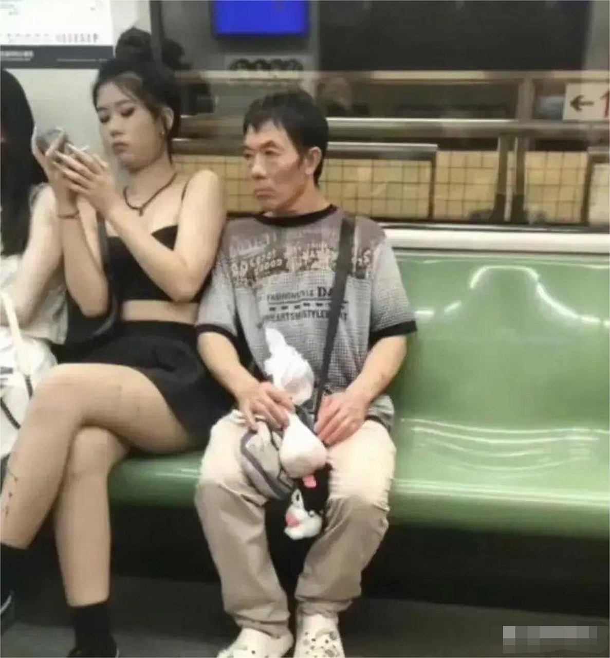 这趟地铁好挤,佩服大哥的心里素质!