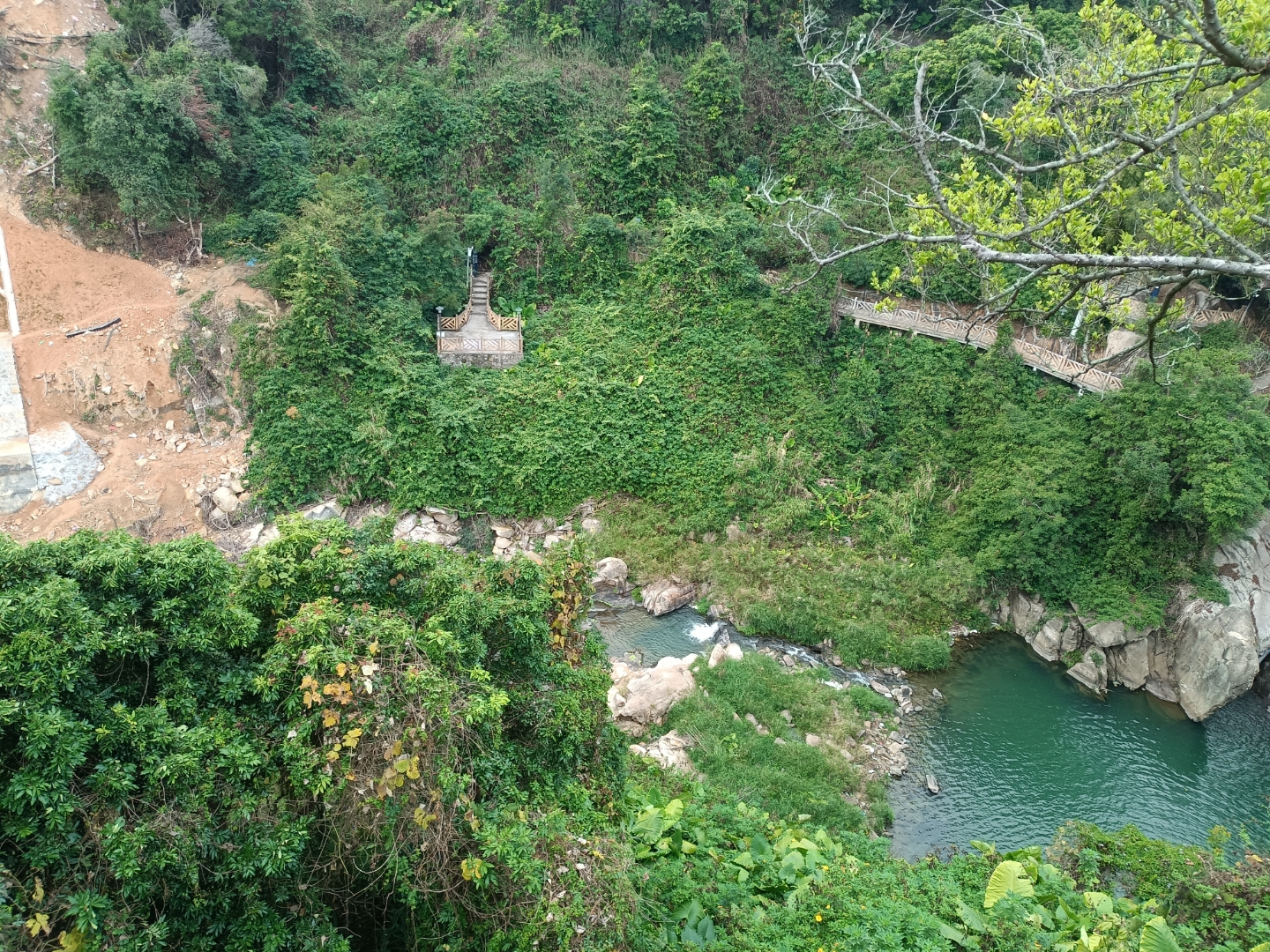 莆田市西天尾镇象峰村西隐飞瀑 位于莆田市西天尾镇象峰村去莆田九华