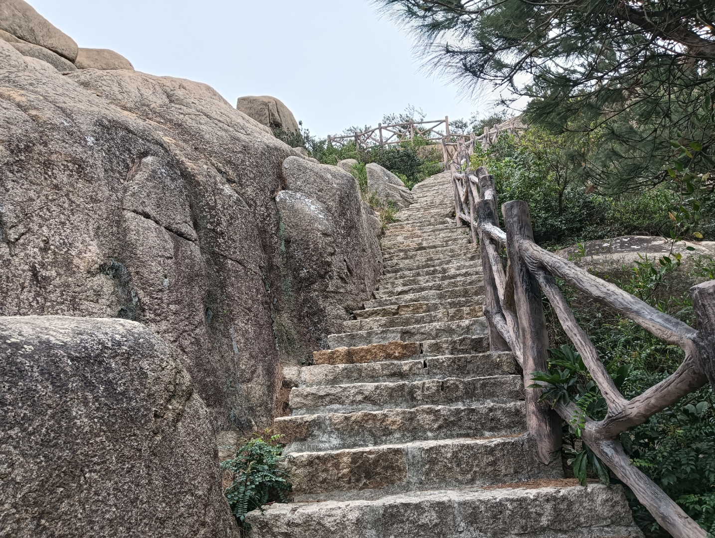 莆田市秀屿区埭头镇的汀港山风景区,是观赏日出的绝佳之地,海景如画