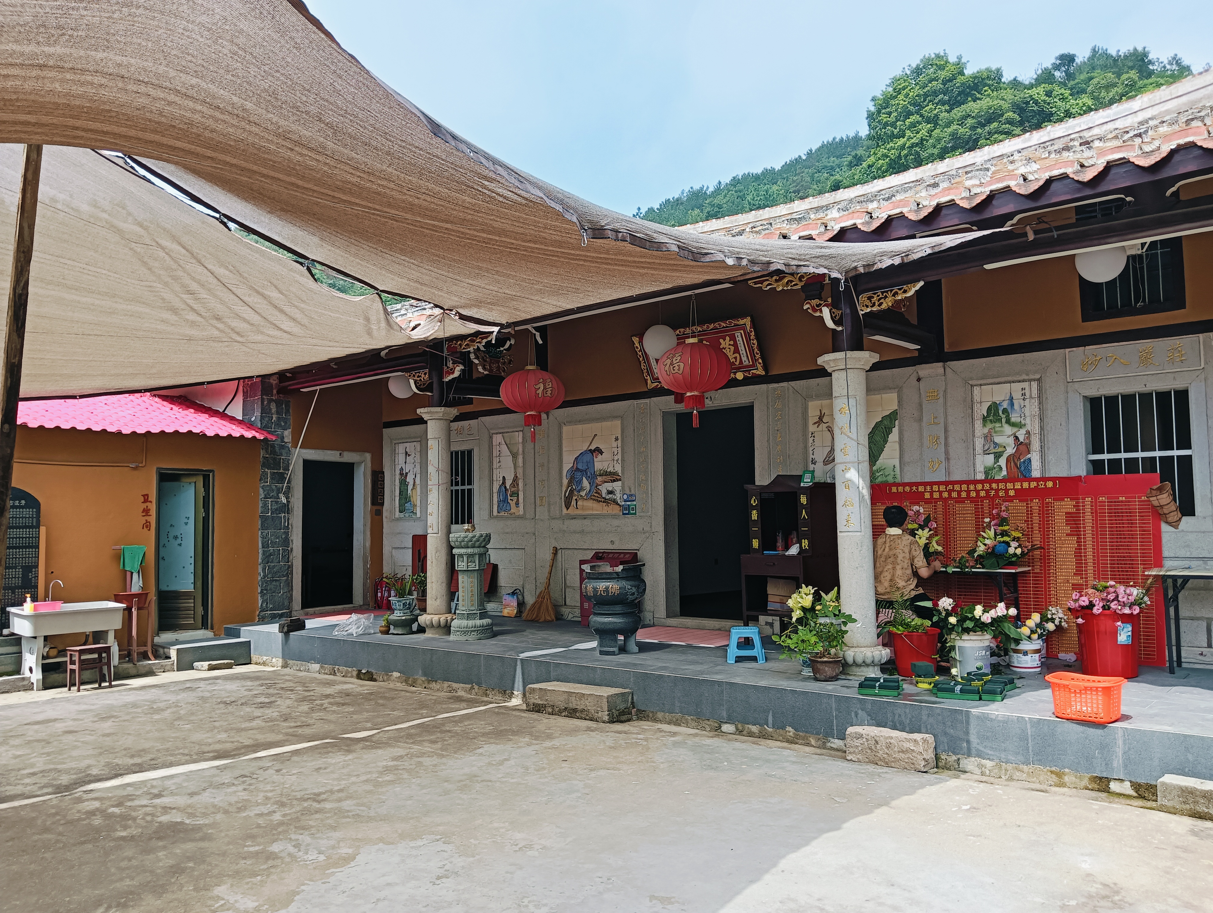 莆田市东海镇坪洋村,隐匿于鸡亩山怀抱之中,此山形肖"鸡母",四周群峰