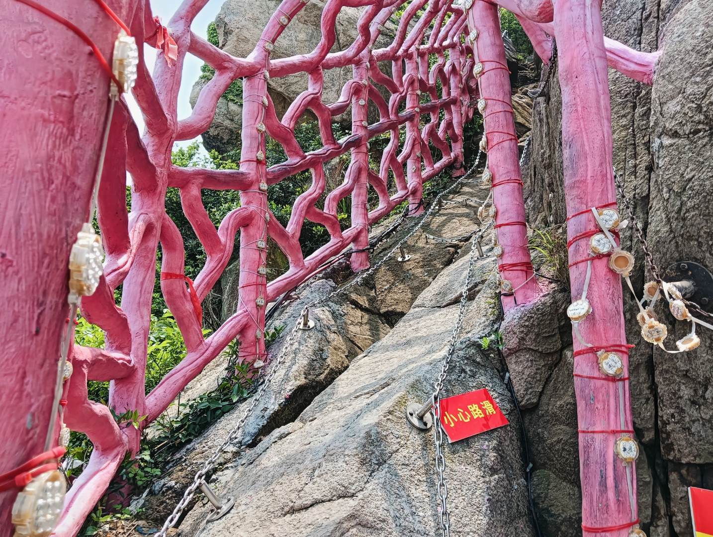 莆田市荔城区北高镇的五候山仙女洞景区,藏着一座传说中的情人桥.