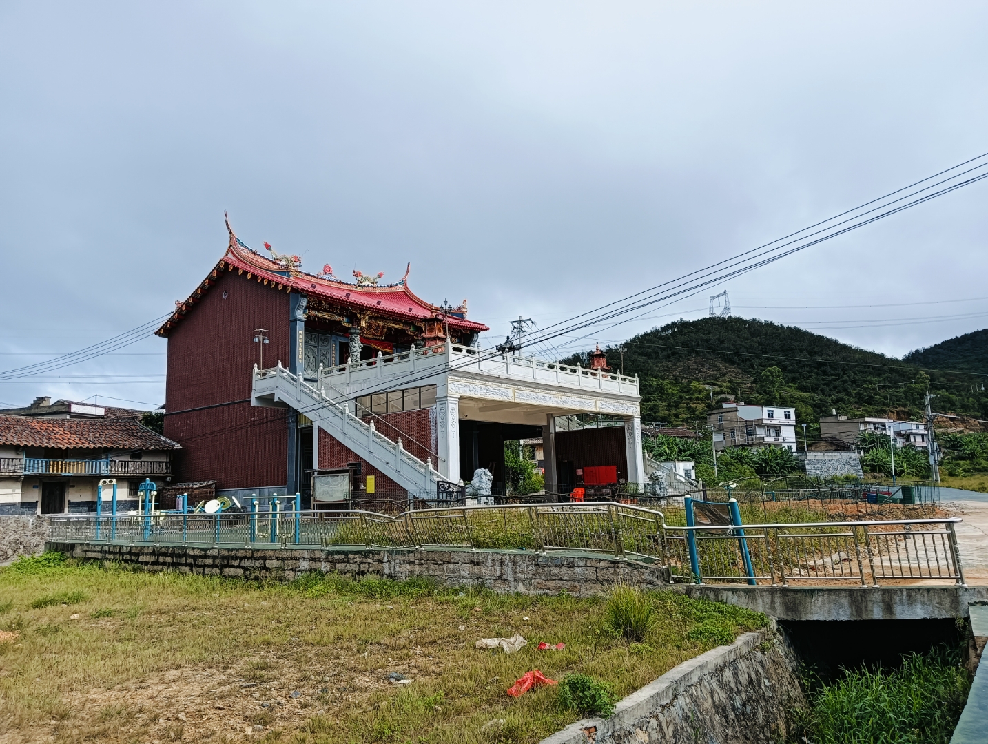莆田市东海镇深处,坪洋村悠然矗立于西隅,它是镇中独一份的山居秘境