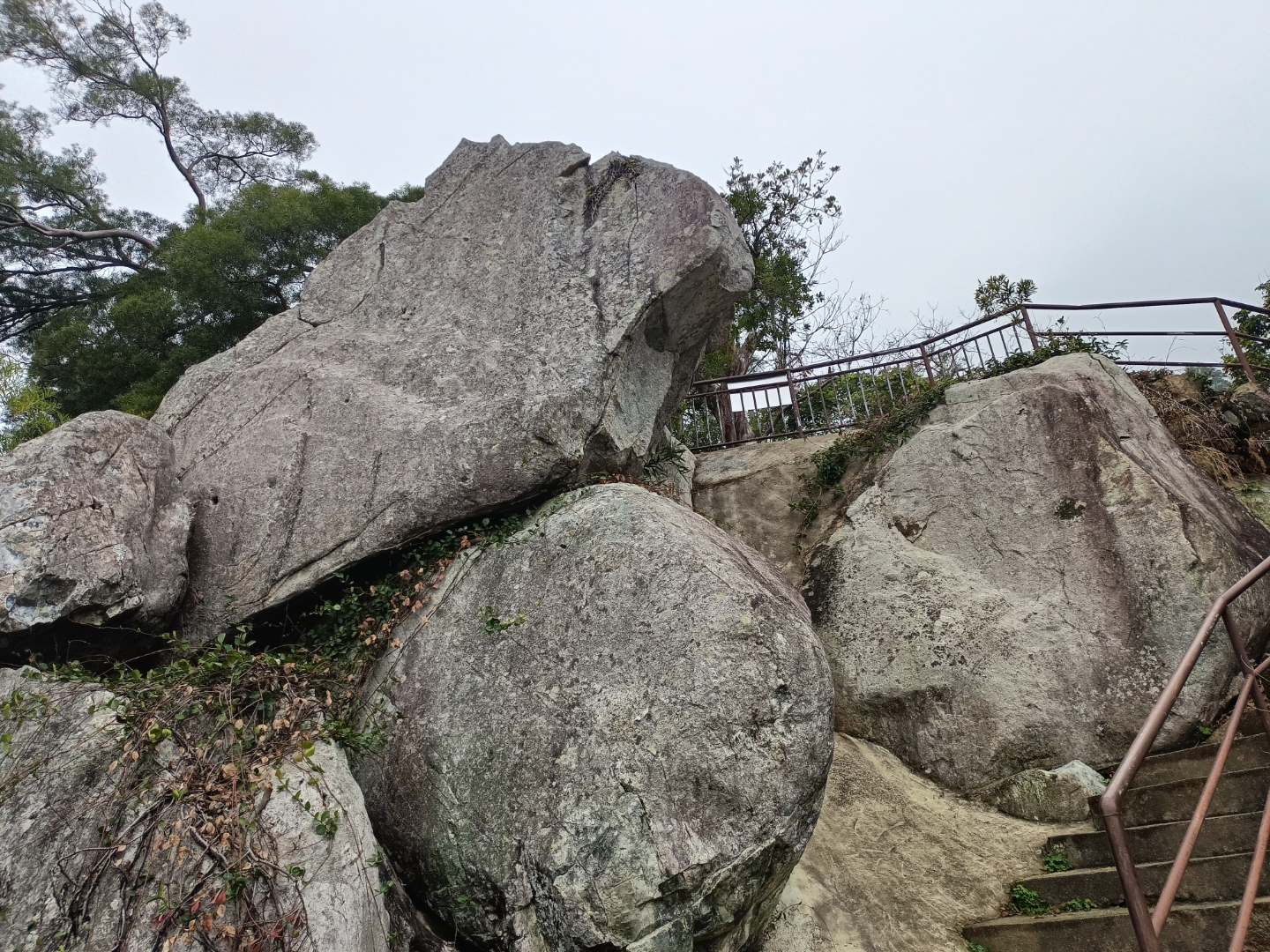莆田市西天尾镇渭阳村紫宵风景区是一个美丽的景点,拥有壮观的自然