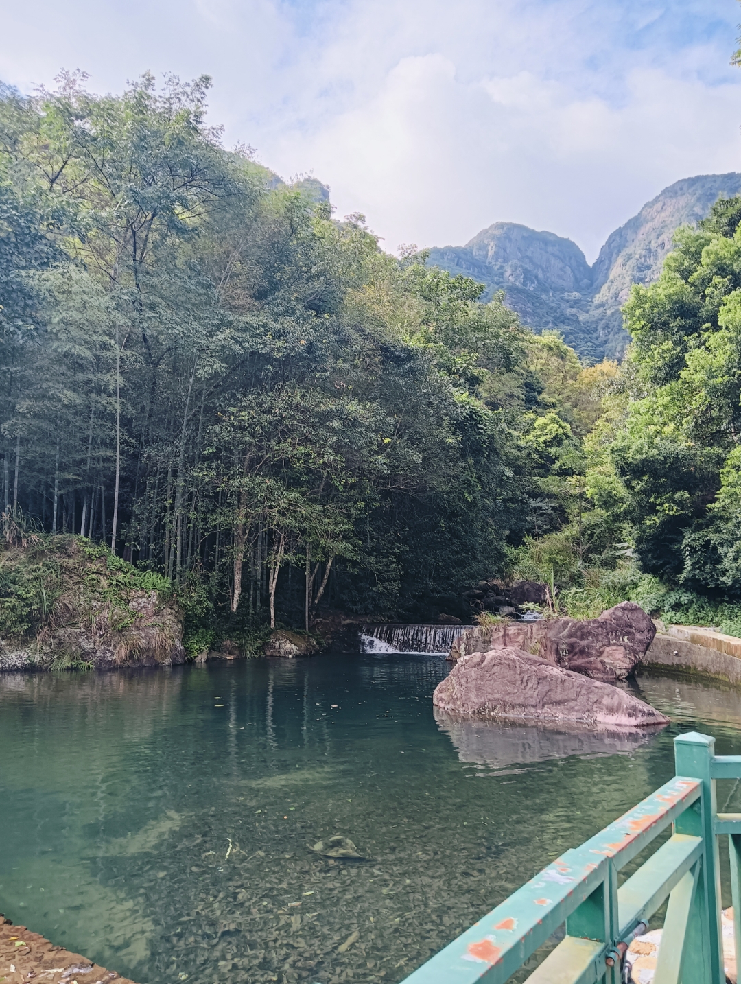 菜溪岩,镶嵌于福建戴云山脉东南的翠绿怀抱中,静谧地躺在距仙游县城39