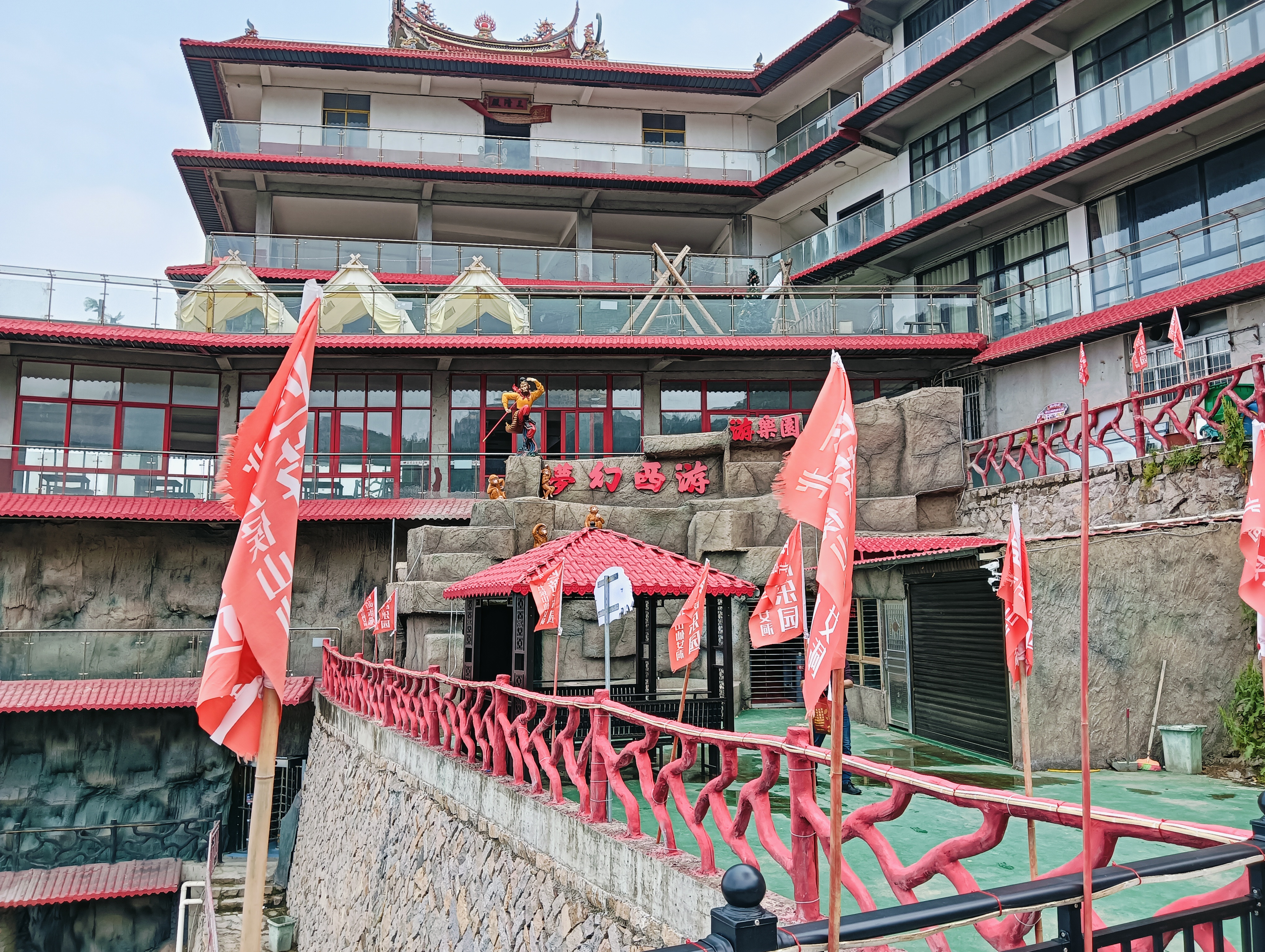 莆田市荔城区北高镇的五候山仙女洞景区,以其蕊珠宫,无相殿,九仙洞和