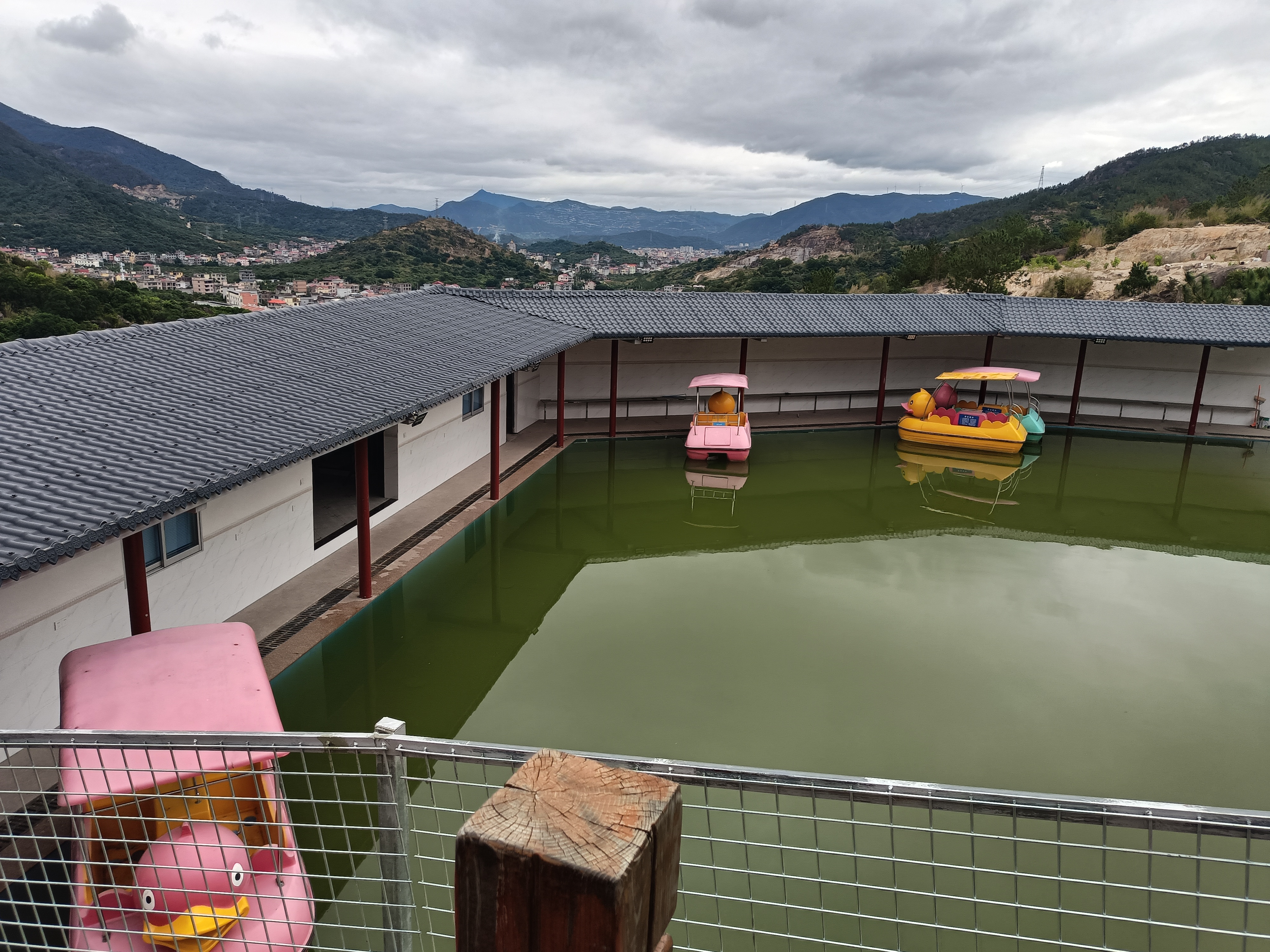 标题:感恩苦难,让我们更爱这个世界