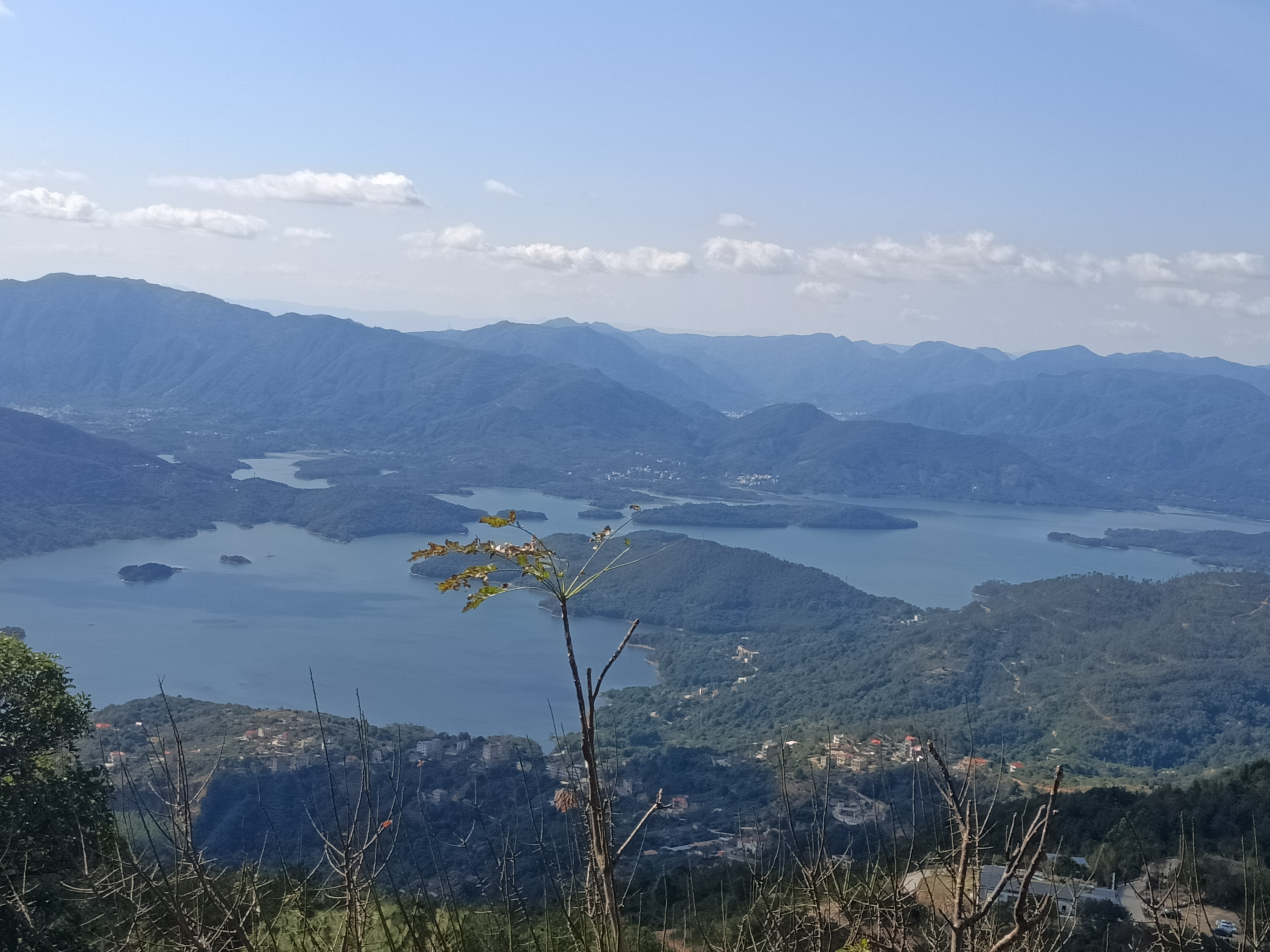 莆田市九华山风景区山景 站在九华山风景区,可以远眺到山下的东圳水库
