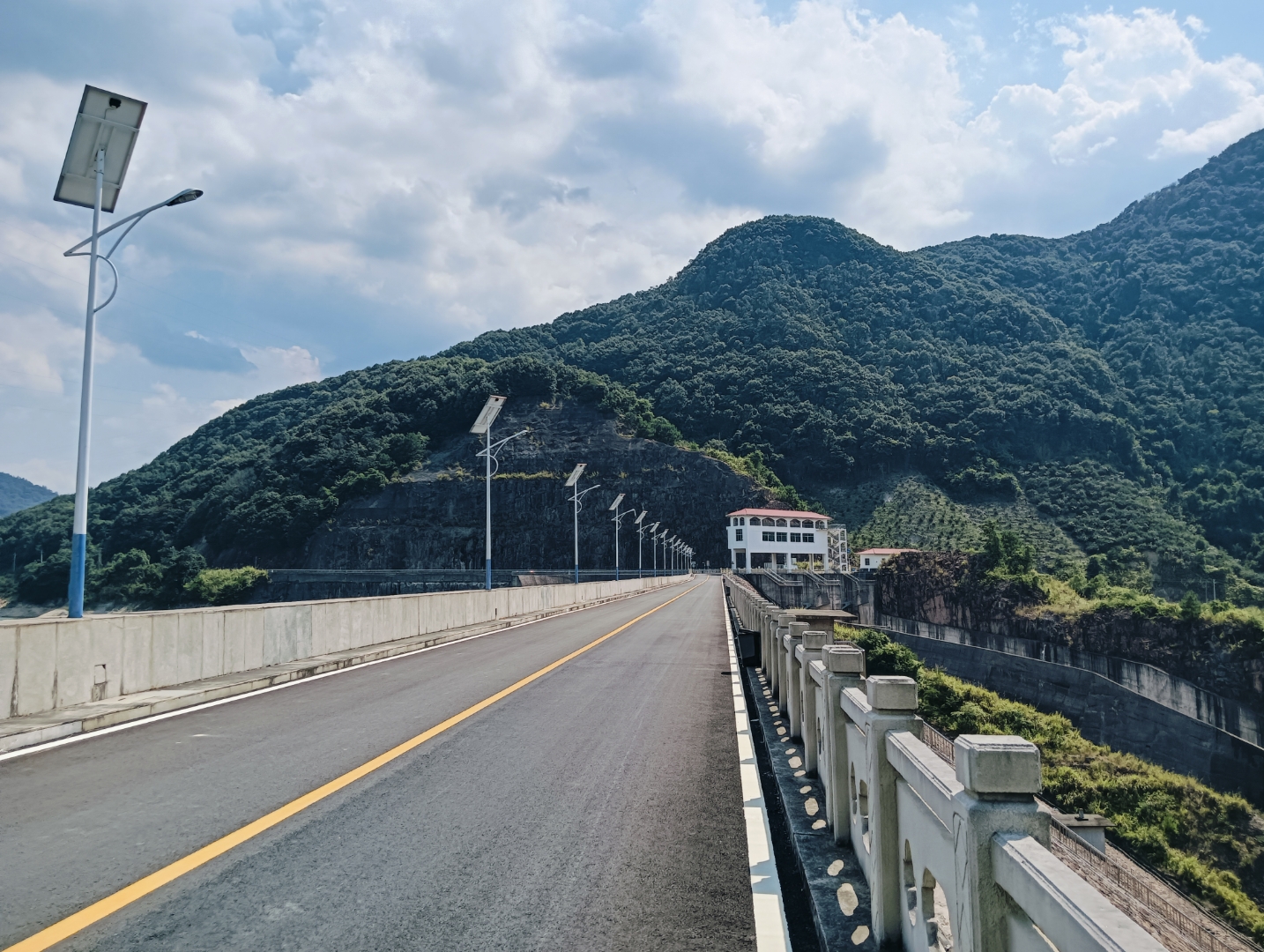 仙游县金钟水库,坐落于闽江大樟溪支流粗溪中游的石苍乡,流域辽阔达