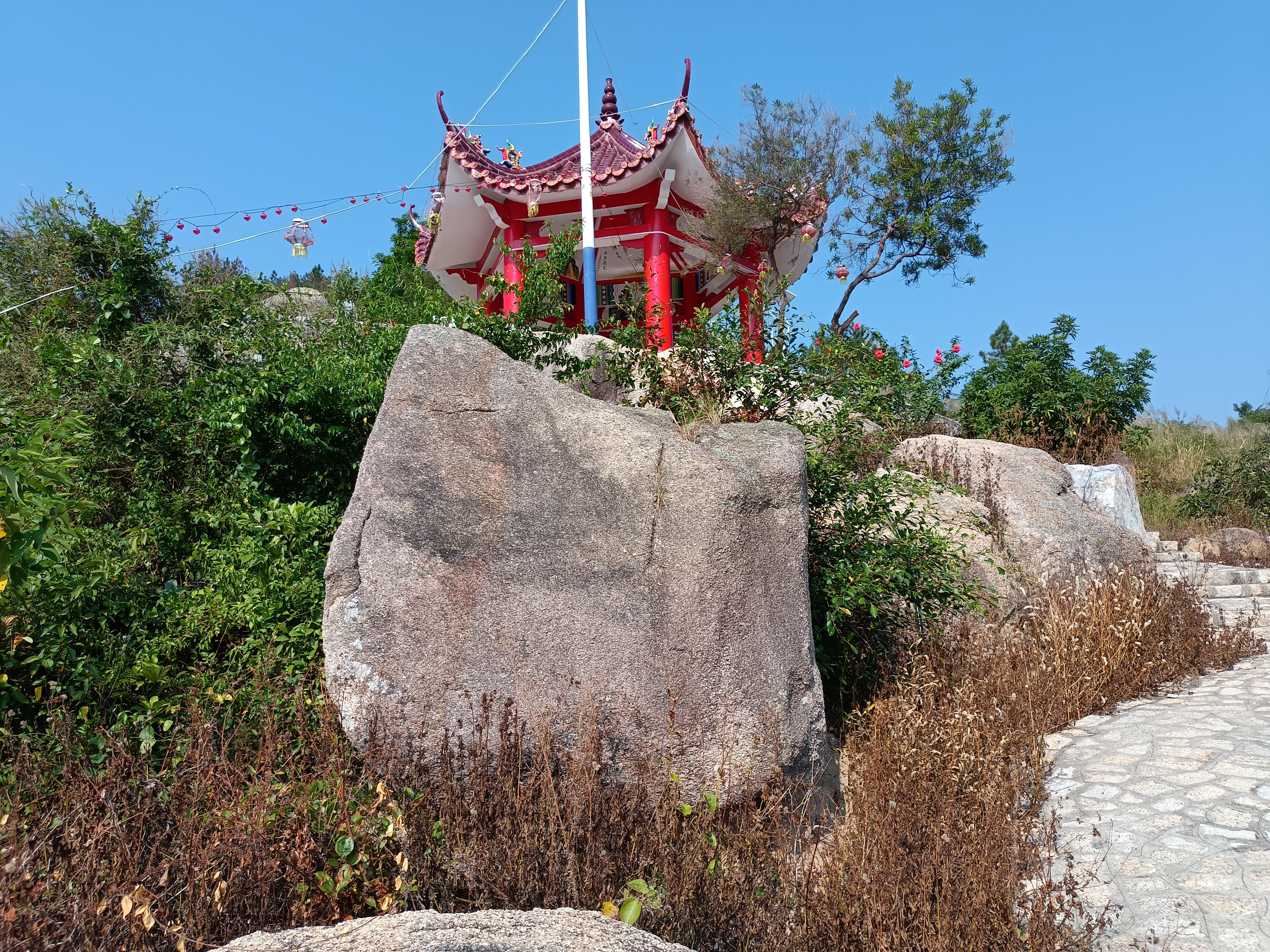 《台城 六朝遗迹好山川,宫阙灰寒草树烟.